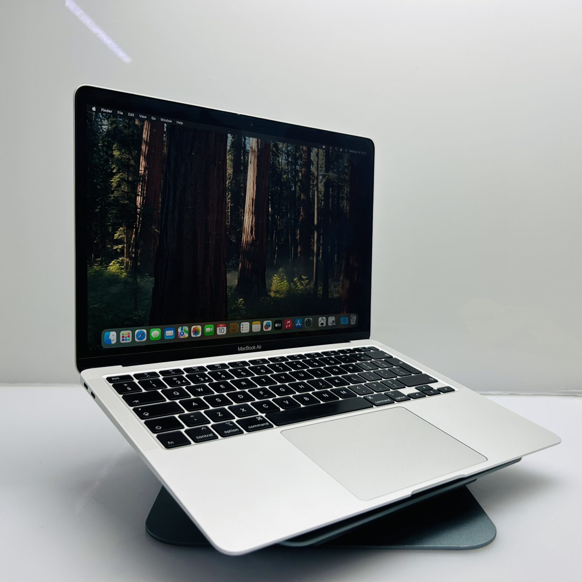 Apple MacBook Air 13-Inch “Core i3” 1.1GHz (Retina, 2020) 8GB RAM 256GB SSD Silver (Grade B) - Image 3