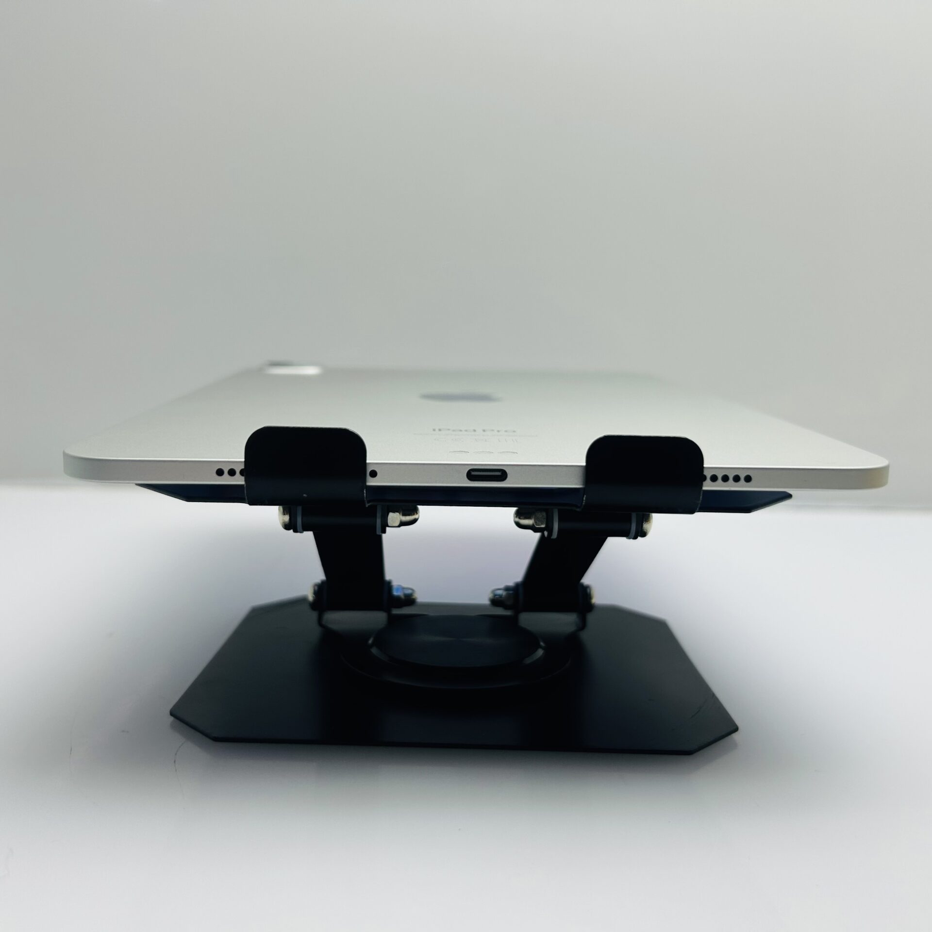 Apple iPad Pro 11″ M4 256GB (WiFi Only) Silver – (Grade B) - Image 8