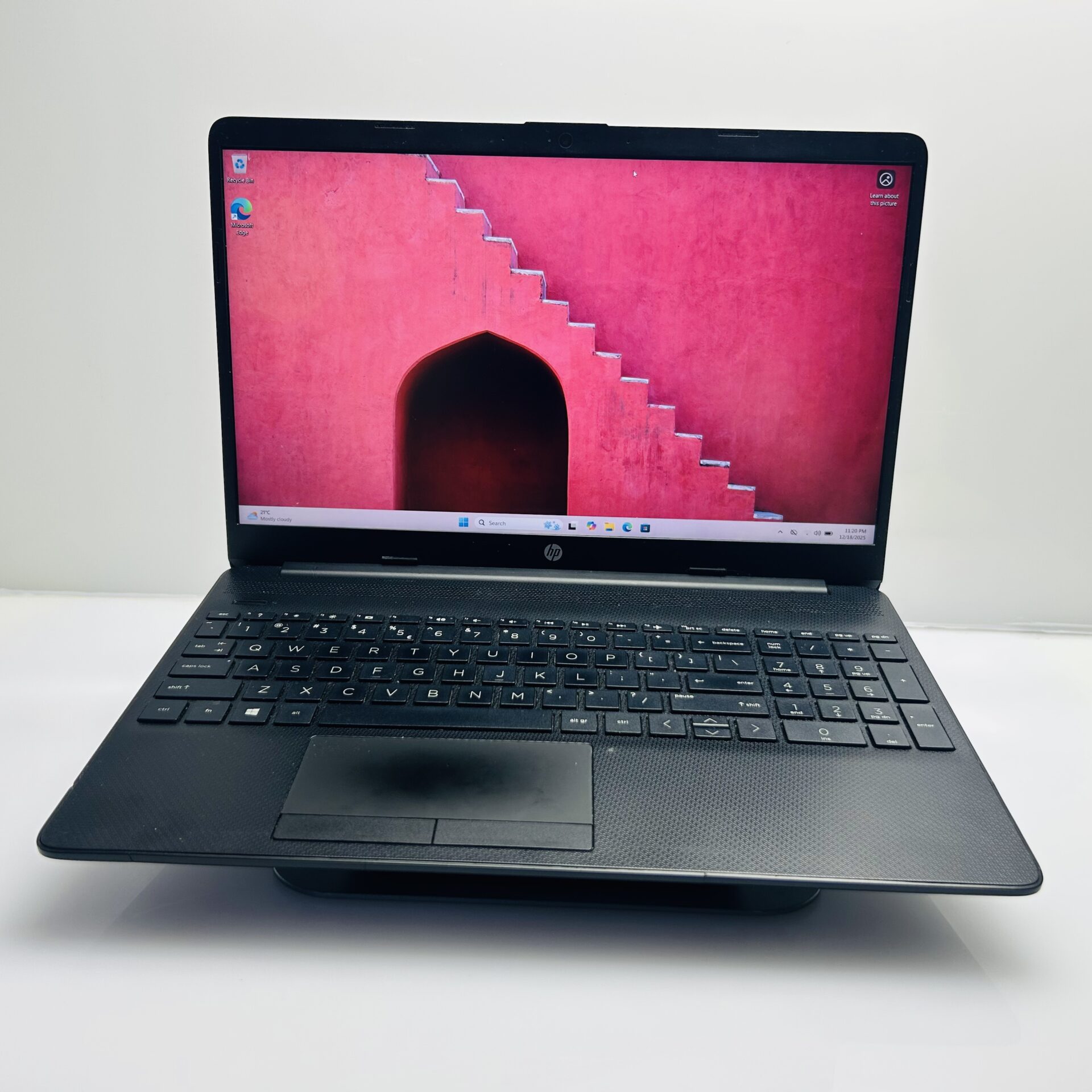 HP Pavillion 15-dw1016ni "Celeron N4020" 1.10GHz 8GB RAM 500GB SSD Black (Grade B) - Loose Hinge - Image 3