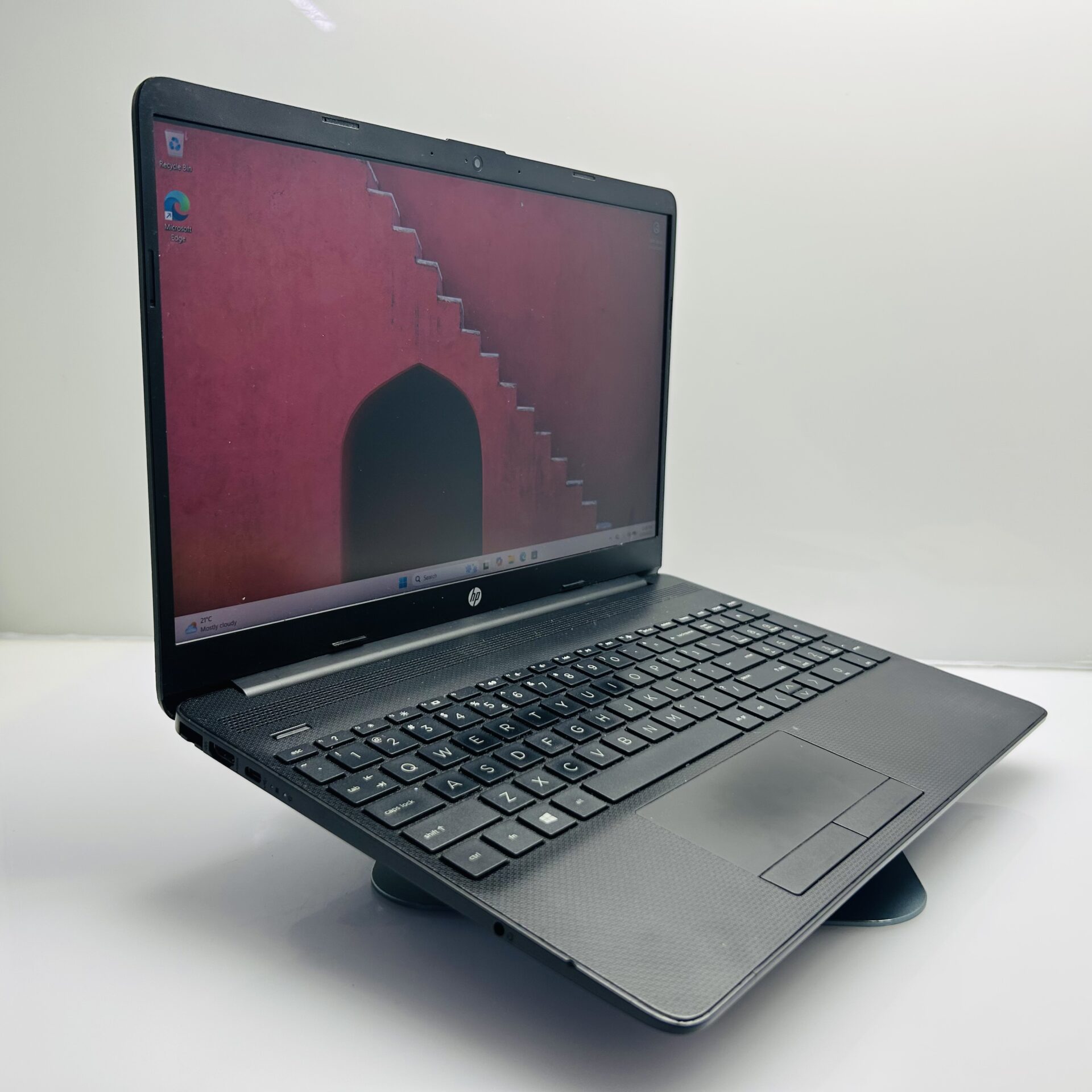 HP Pavillion 15-dw1016ni "Celeron N4020" 1.10GHz 8GB RAM 500GB SSD Black (Grade B) - Loose Hinge - Image 4