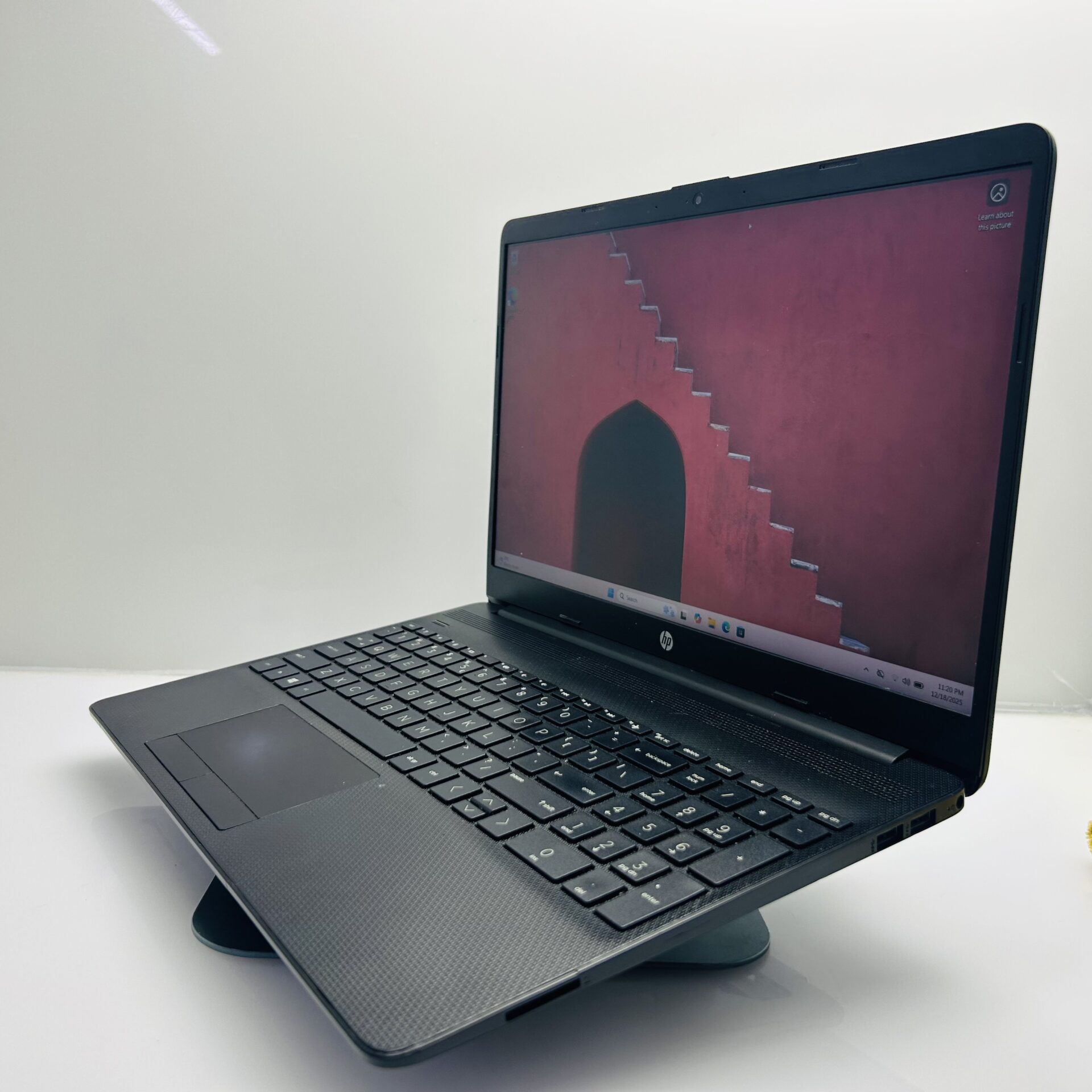 HP Pavillion 15-dw1016ni "Celeron N4020" 1.10GHz 8GB RAM 500GB SSD Black (Grade B) - Loose Hinge - Image 5