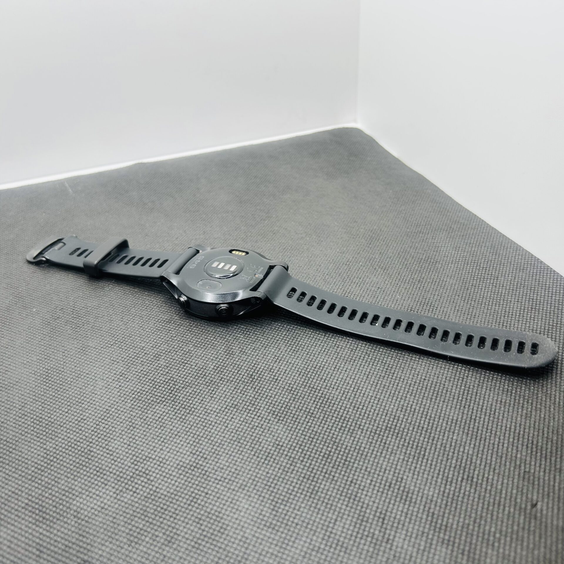 Garmin Forerunner 945 Black (Grade B) - Screen Damage - Image 8