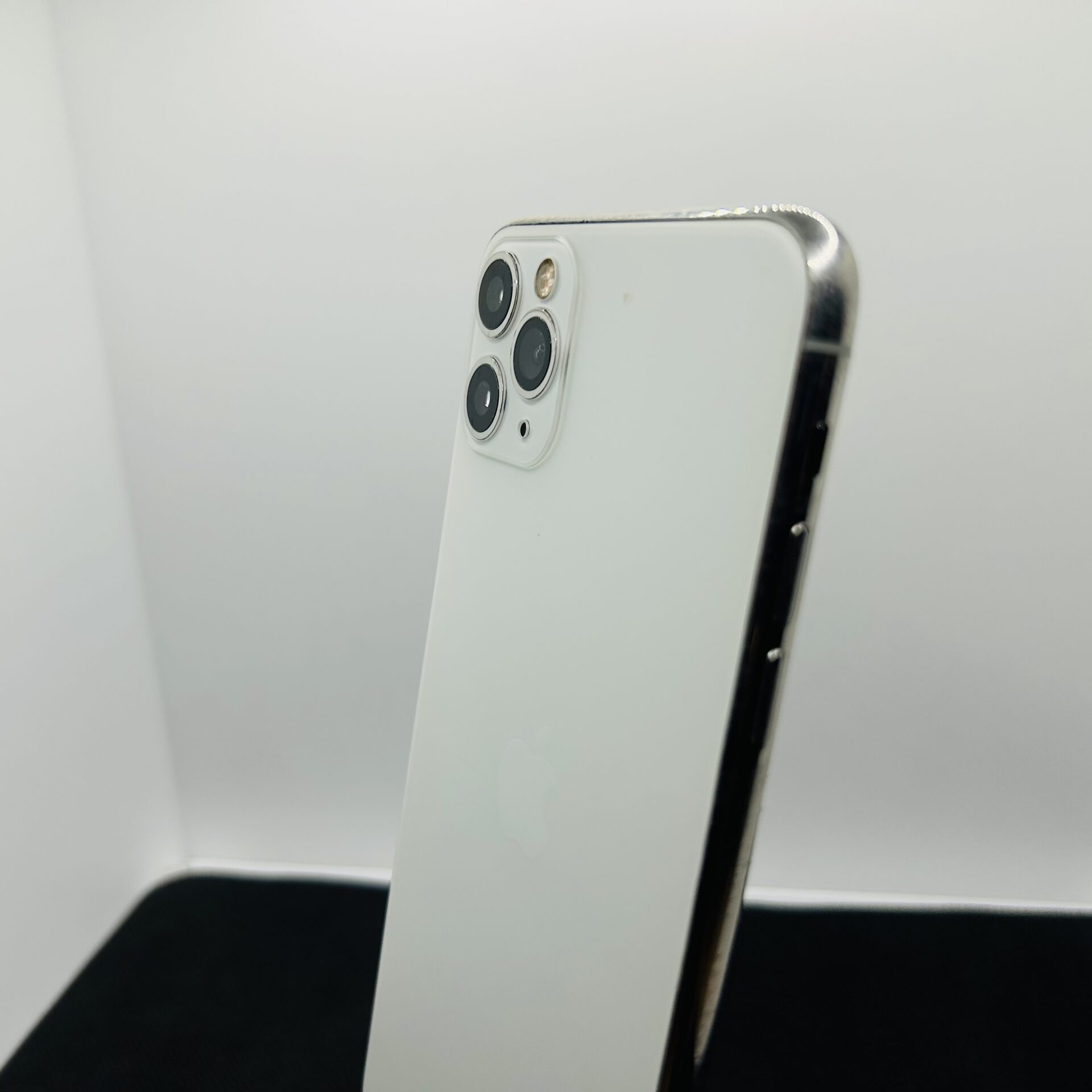 Apple iPhone 11 Pro Max 512GB Silver – (Grade B) - Image 7