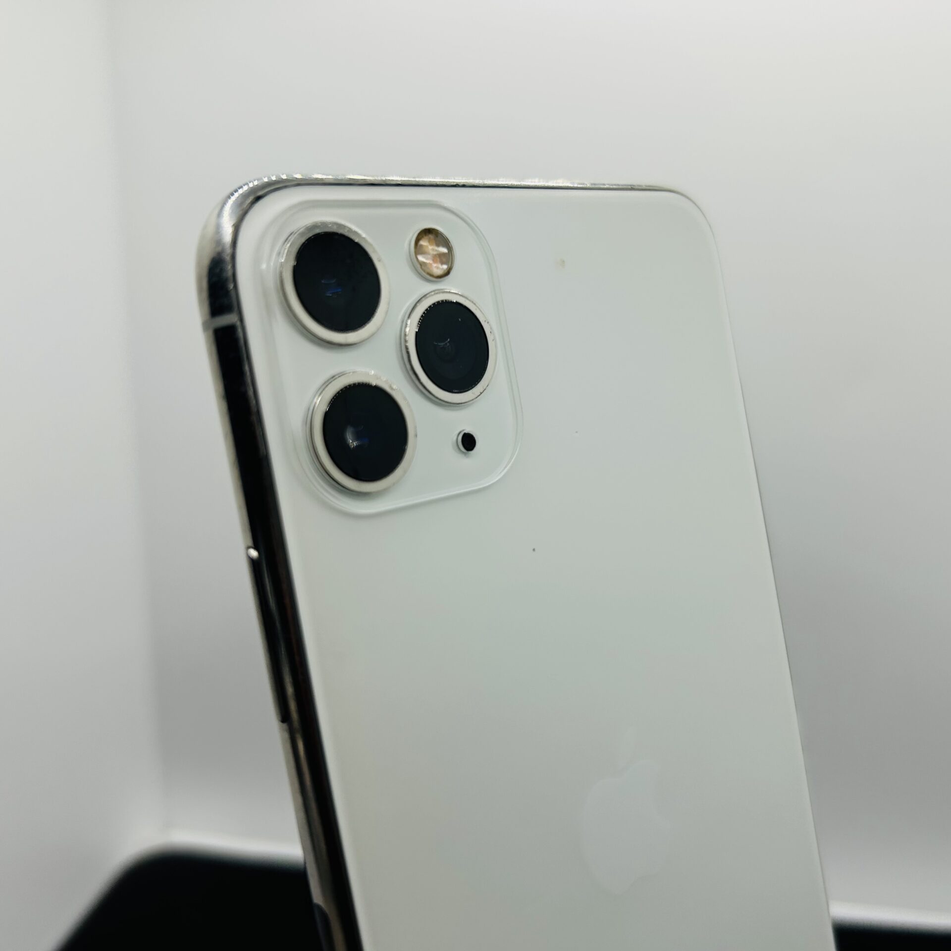 Apple iPhone 11 Pro Max 512GB Silver – (Grade B) - Image 9