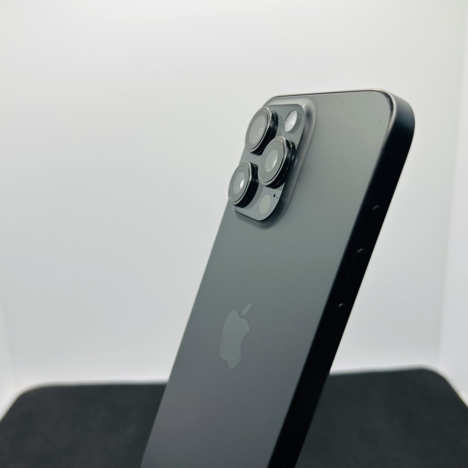 Apple iPhone 15 Pro Max 512GB Black Titanium – (Grade B) - Image 6