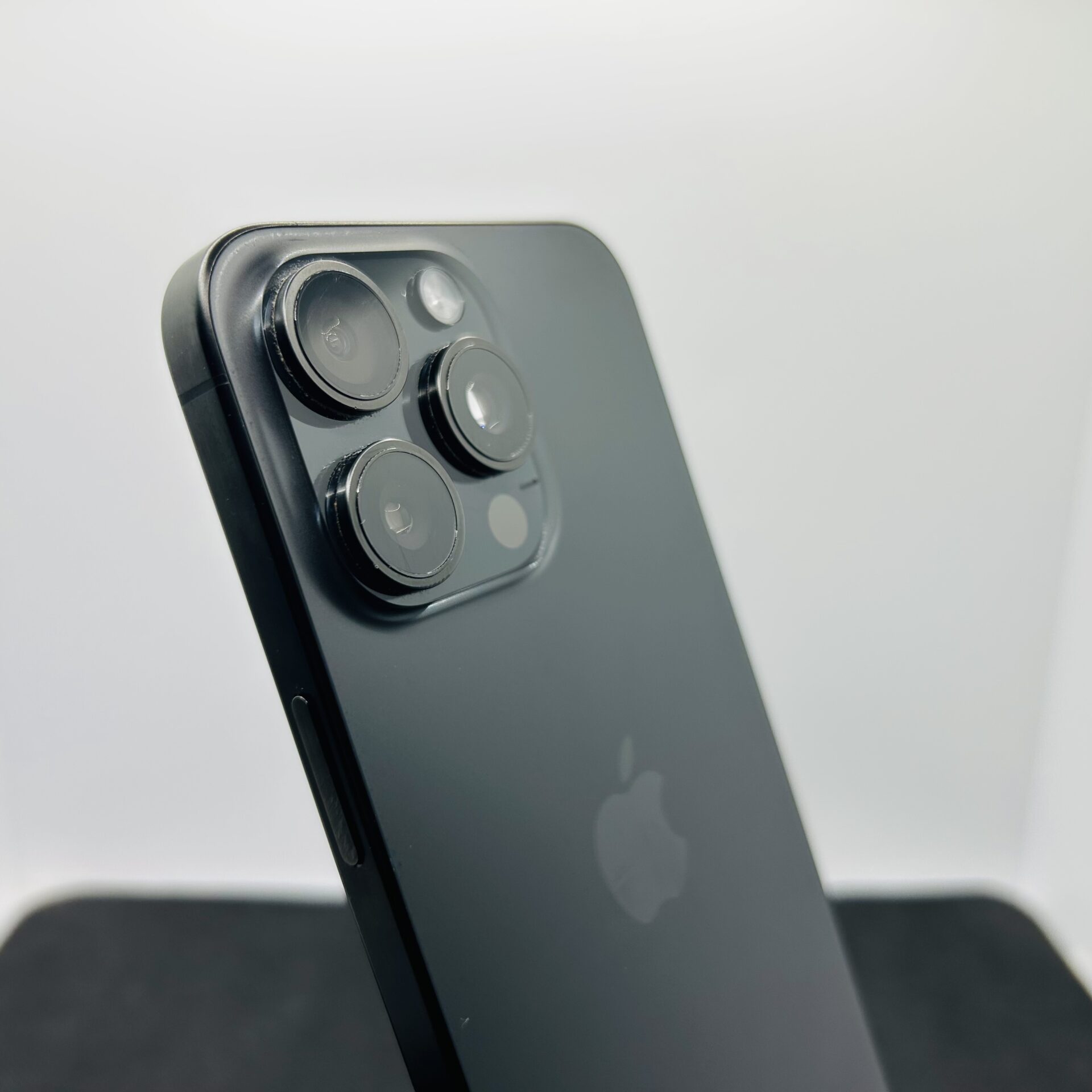 Apple iPhone 15 Pro Max 512GB Black Titanium – (Grade B) - Image 9