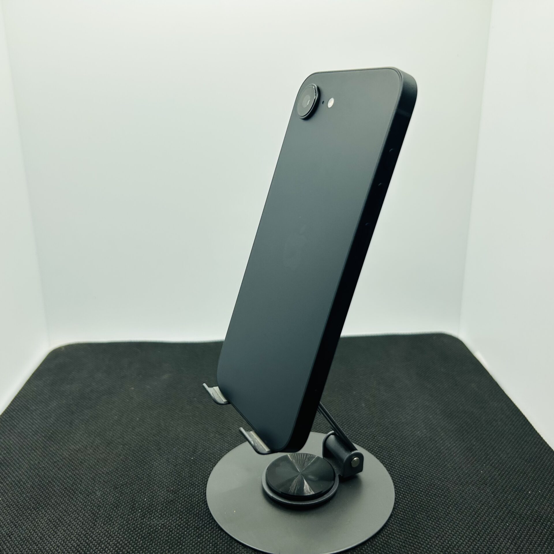 Apple iPhone 16e 128GB Black – (Grade A) - Image 5