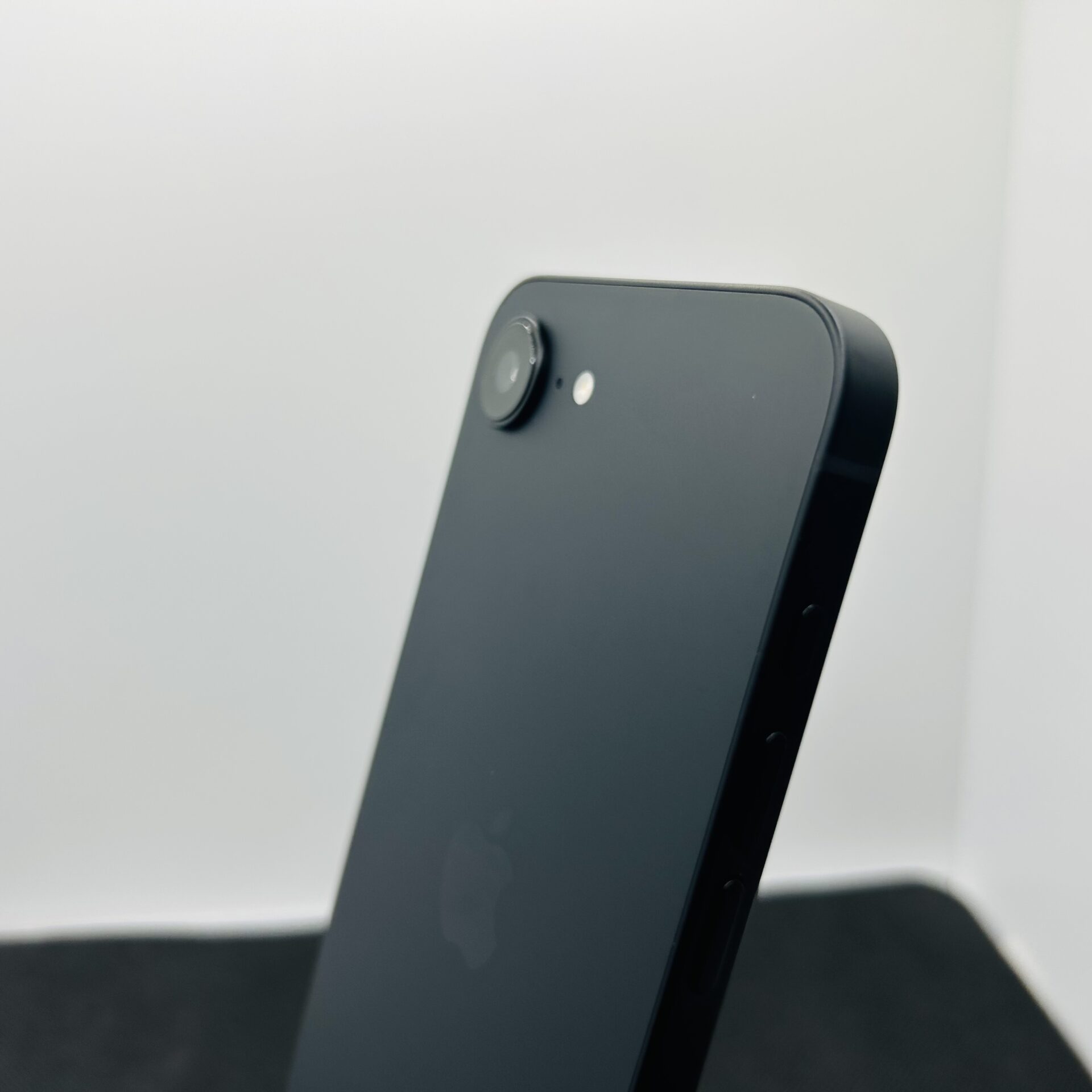 Apple iPhone 16e 128GB Black – (Grade A) - Image 8