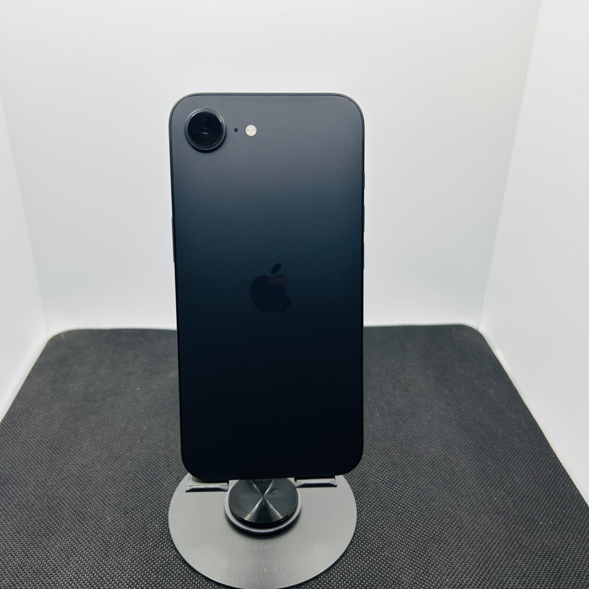 Apple iPhone 16e 128GB Black – (Grade A) - Image 6