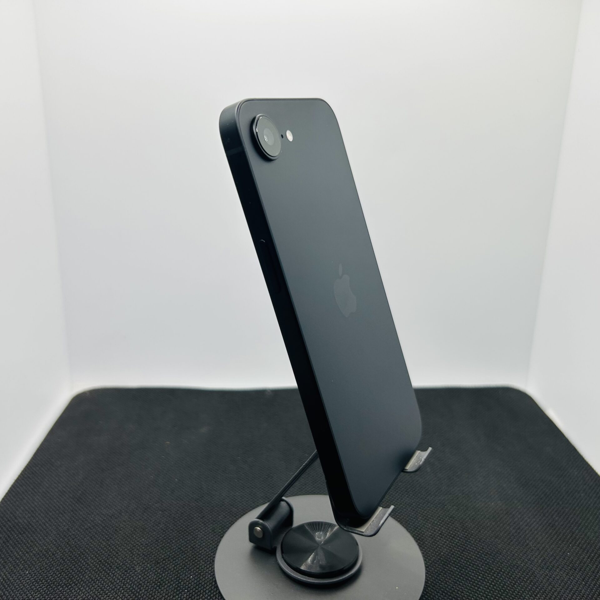 Apple iPhone 16e 128GB Black – (Grade A) - Image 7