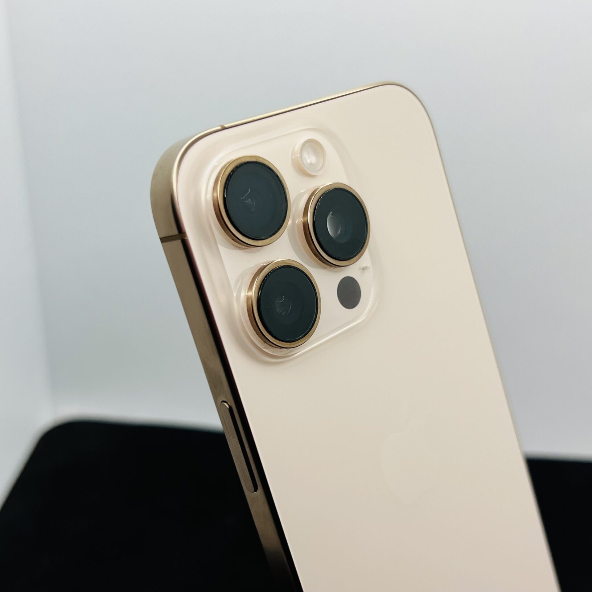 Apple iPhone 16 Pro 256GB Dessert Titanium – (Grade A) - Image 11