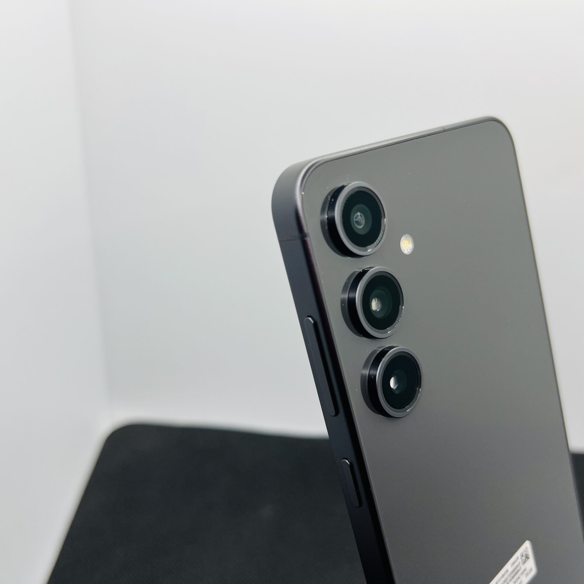 Samsung Galaxy S24 FE 256GB Graphite – (Grade B) - Image 8