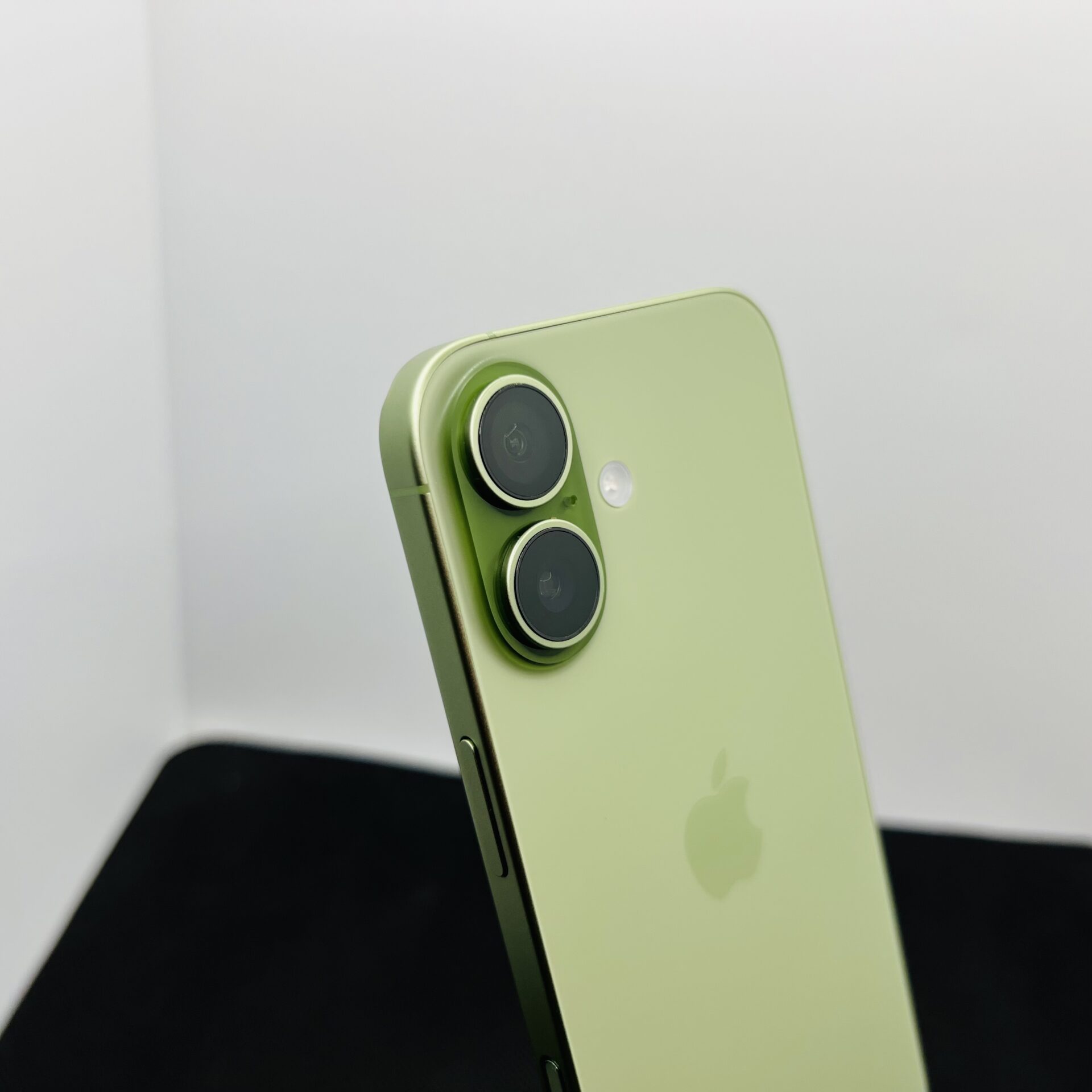 Apple iPhone 17 256GB Sage – (Grade B) - Image 11