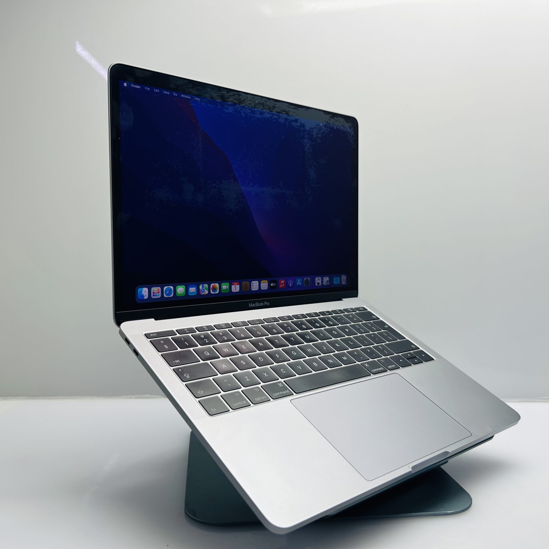 Macbook Pro 13-inch “Core i5" 2.0GHz (Late 2016) 8GB RAM 256GB SSD Space Gray (Grade B) - Image 3