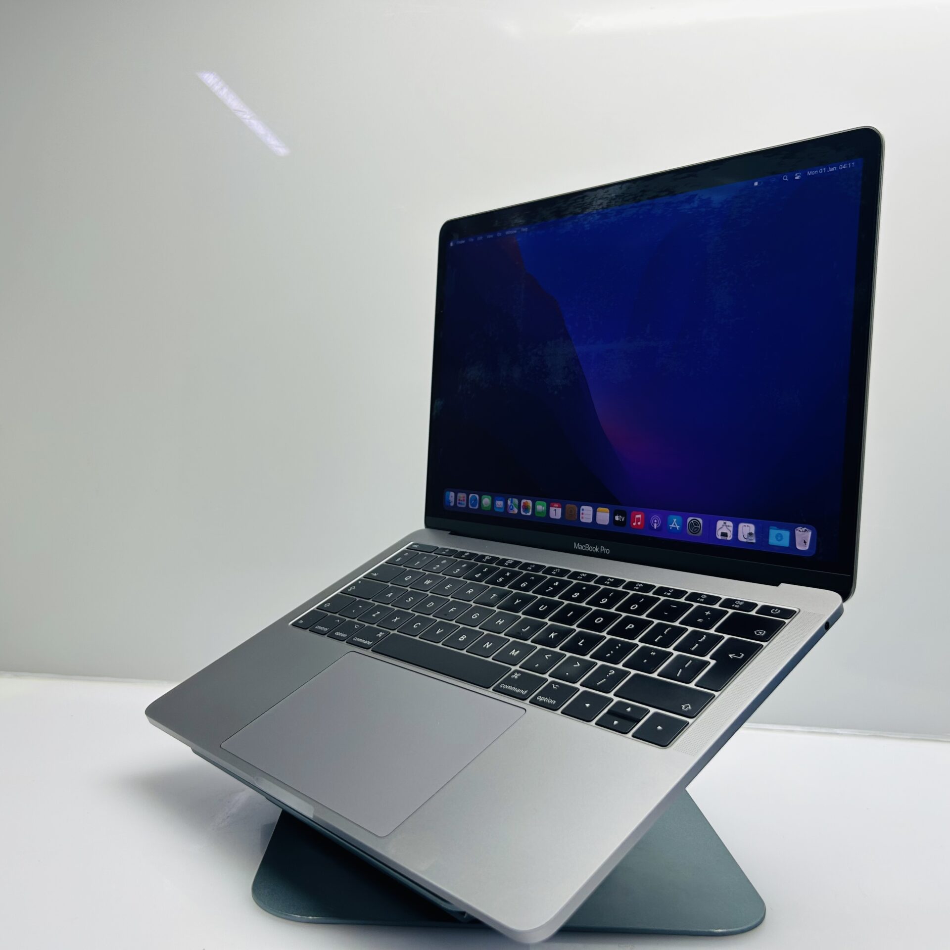 Macbook Pro 13-inch “Core i5" 2.0GHz (Late 2016) 8GB RAM 256GB SSD Space Gray (Grade B) - Image 5
