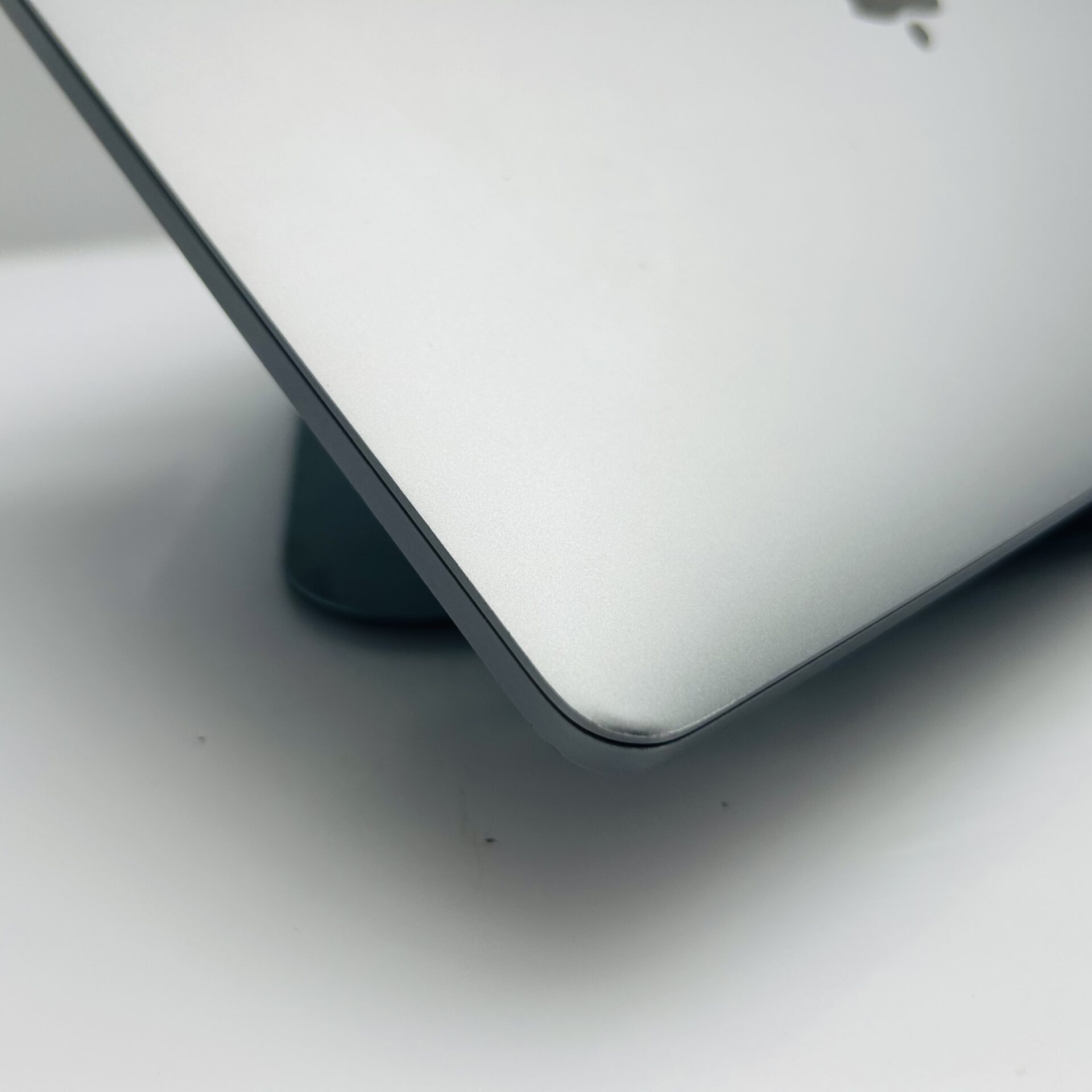 Macbook Pro 13-inch “Core i5" 2.0GHz (Late 2016) 8GB RAM 256GB SSD Space Gray (Grade B) - Image 7