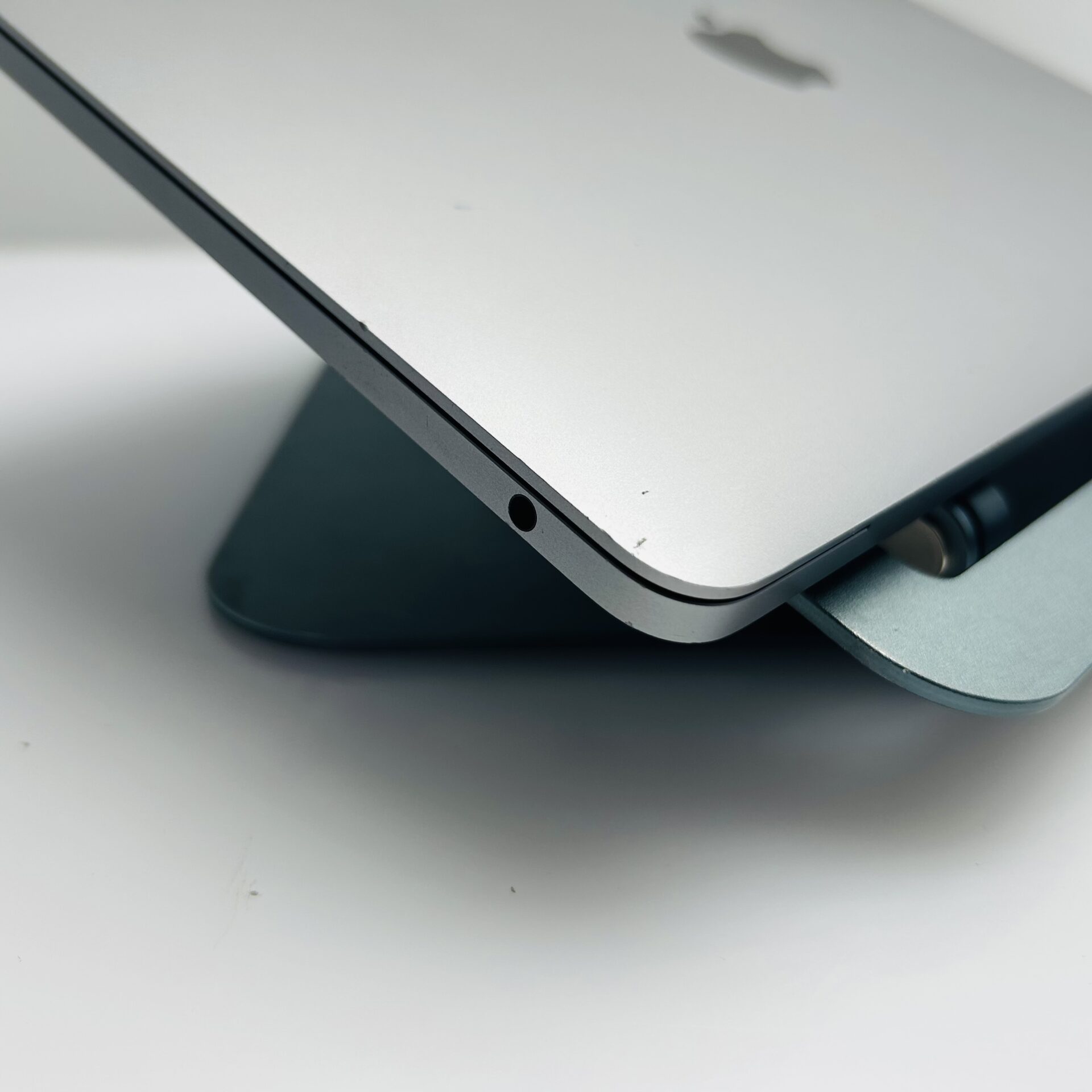 Macbook Pro 13-inch “Core i5" 2.0GHz (Late 2016) 8GB RAM 256GB SSD Space Gray (Grade B) - Image 8