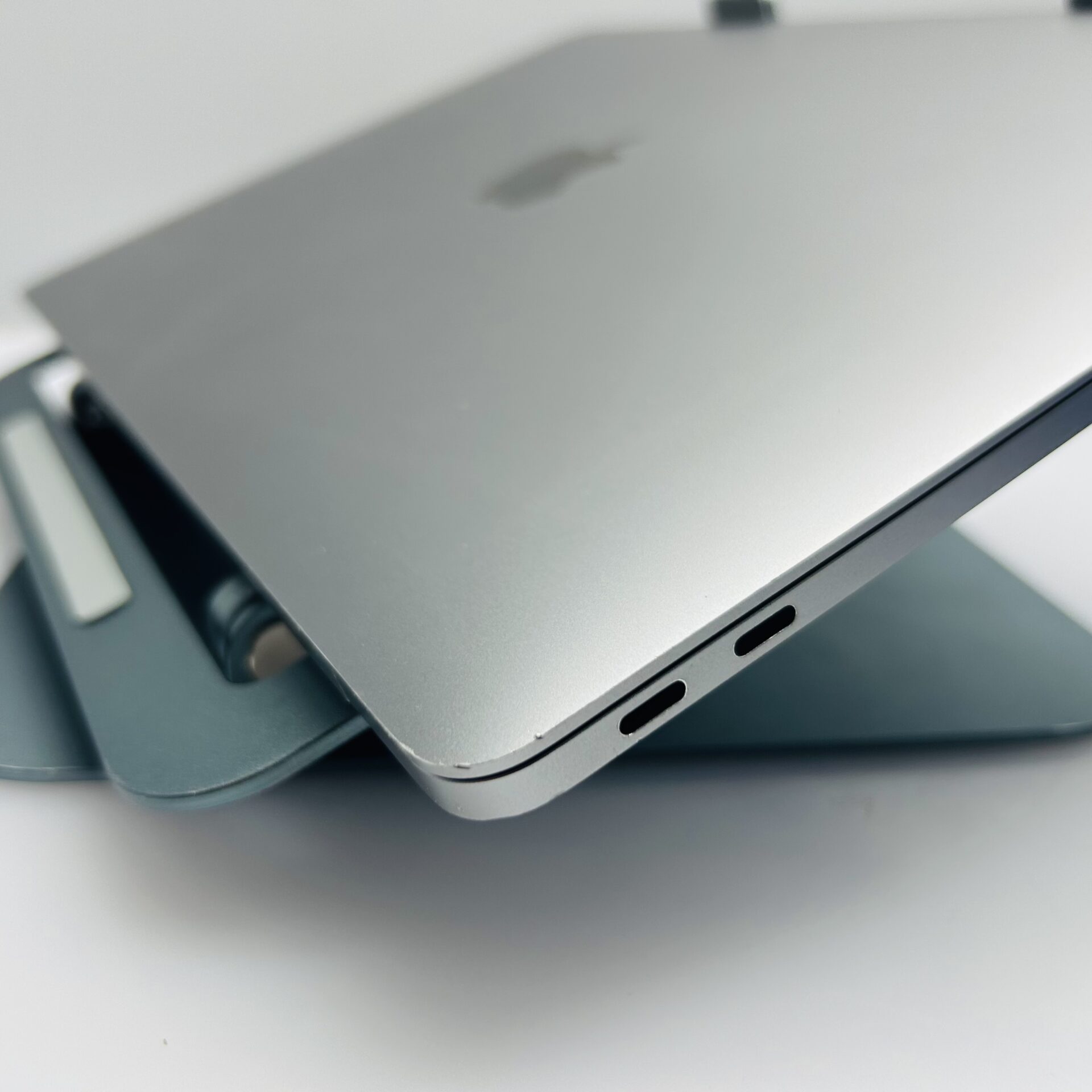 Macbook Pro 13-inch “Core i5" 2.0GHz (Late 2016) 8GB RAM 256GB SSD Space Gray (Grade B) - Image 9