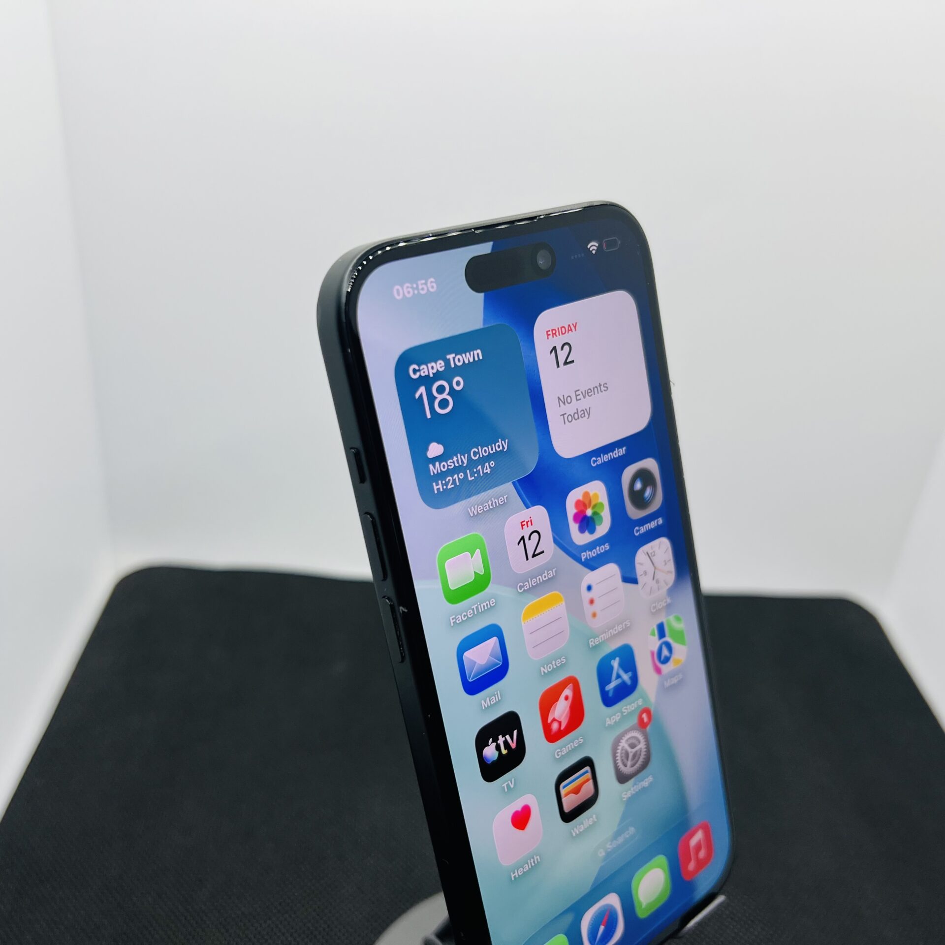 Apple iPhone 15 128GB Black – (Grade B) - Image 4