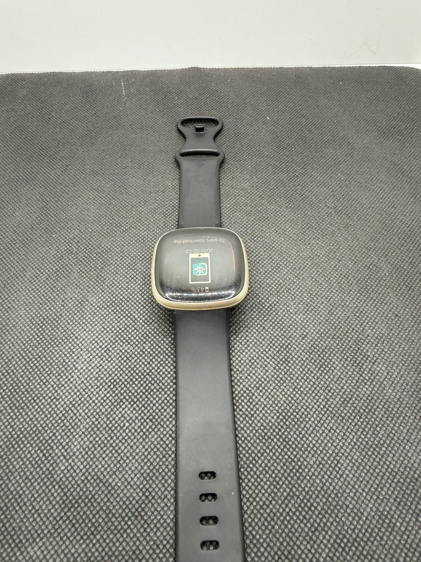 fitbit versa 3 Soft Gold Midnight Blue - (Grade B) No Charger - Image 3