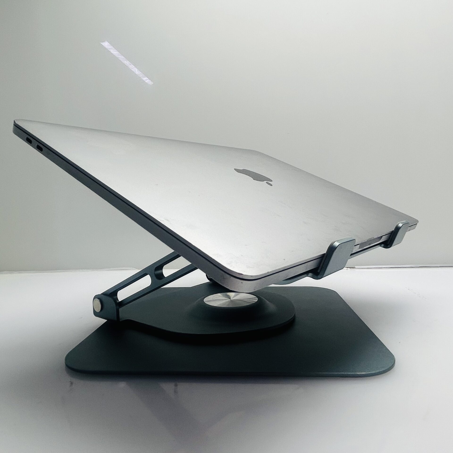 Apple MacBook Pro “M1” 13-inch 8 CPU/8 GPU 8GB RAM 512GB SSD Space Gray – (Grade B) - Image 7