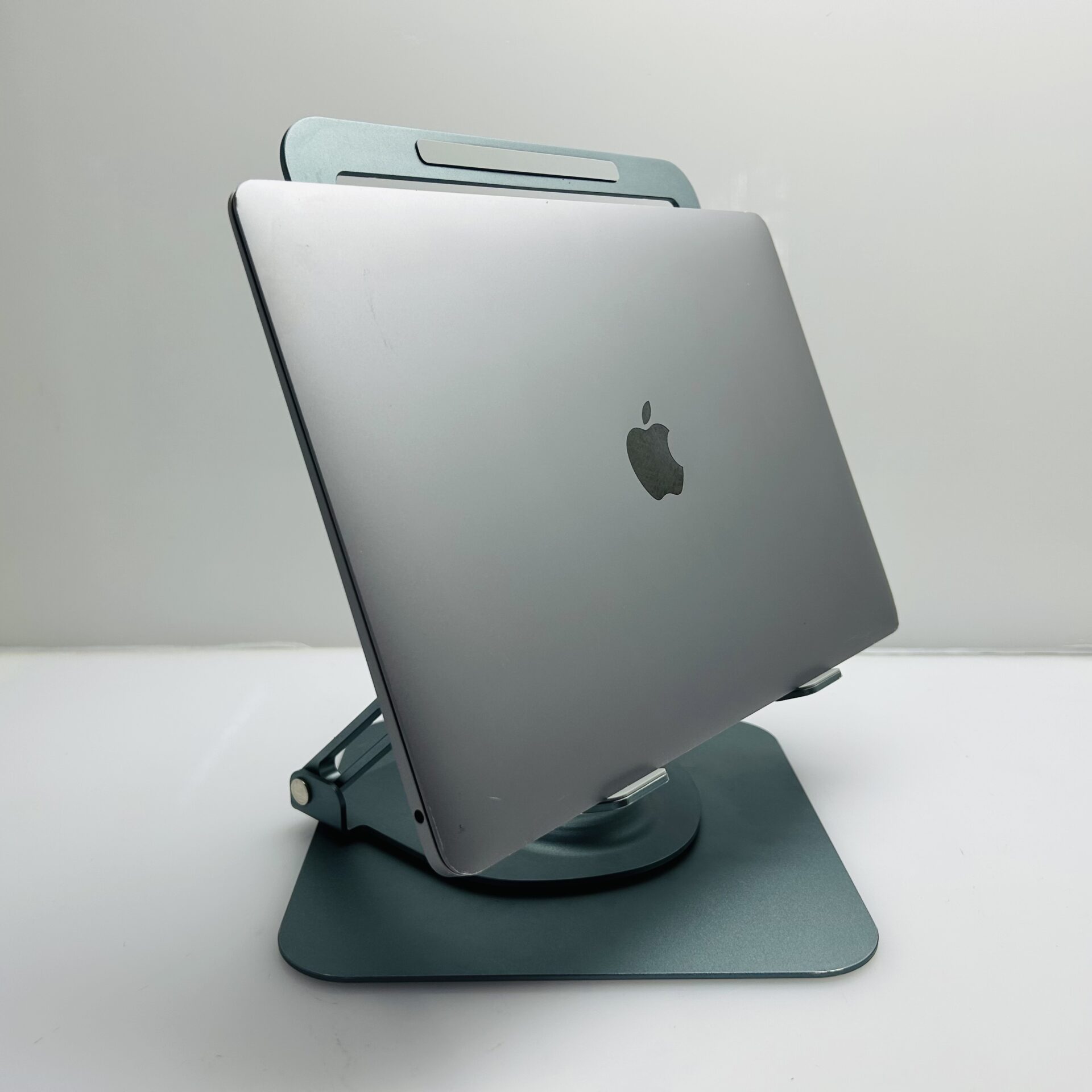 Apple MacBook Air 13-Inch “Core i3” 1.1GHz (Scissor, 2020) 8GB RAM 512GB SSD Grey– (Grade B) Bright spot - Image 3