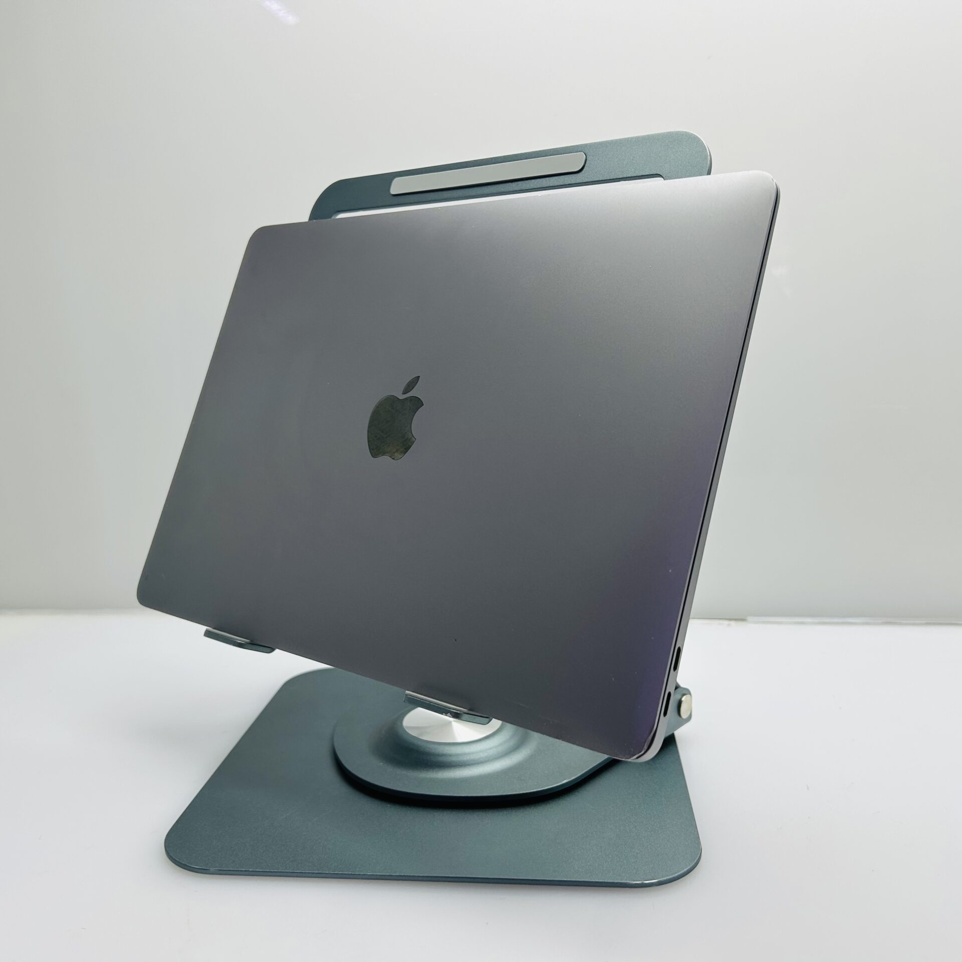 Apple MacBook Air 13-Inch “Core i3” 1.1GHz (Scissor, 2020) 8GB RAM 512GB SSD Grey– (Grade B) Bright spot - Image 4