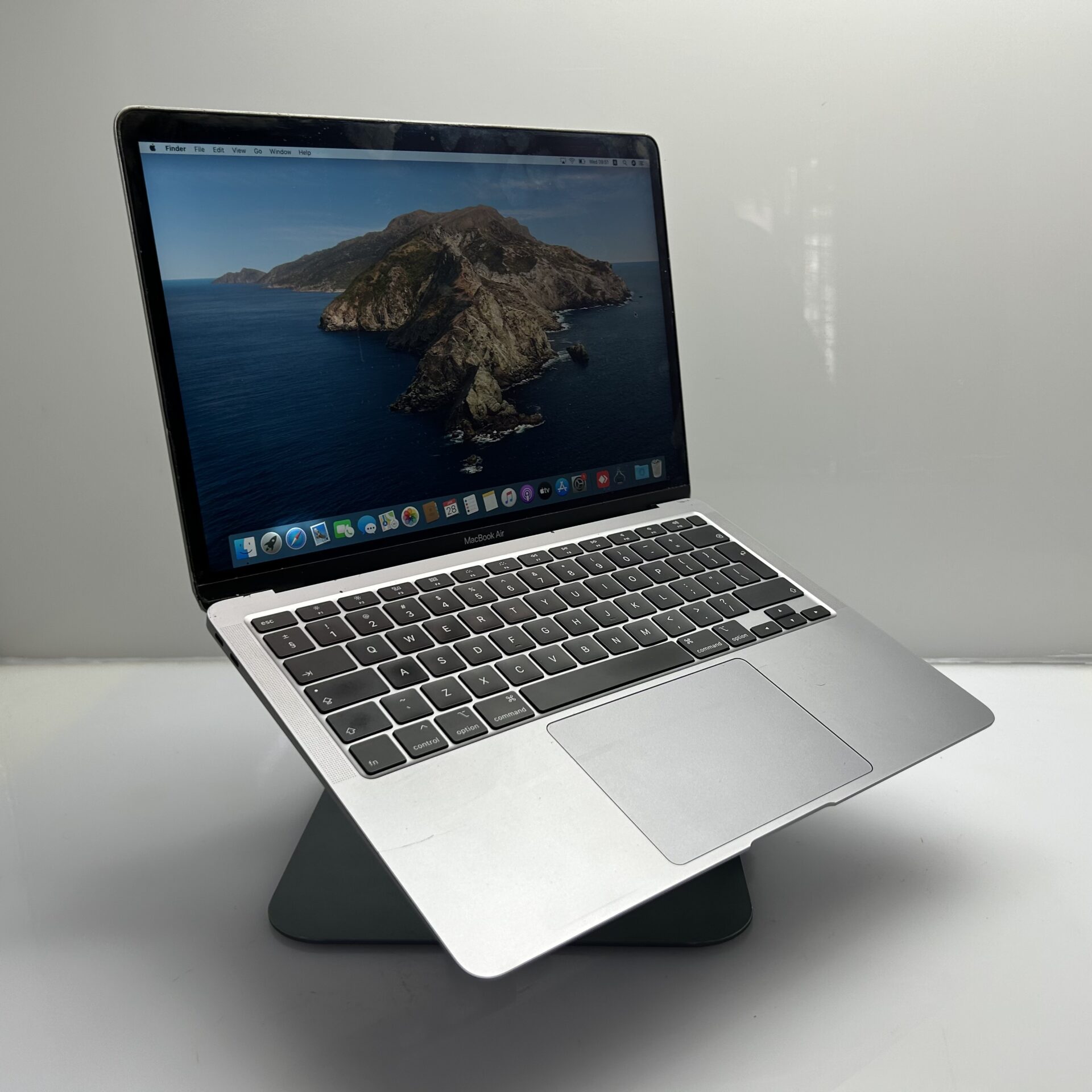 Apple MacBook Air 13-Inch “Core i3” 1.1GHz (Scissor, 2020) 8GB RAM 512GB SSD Grey– (Grade B) Bright spot - Image 9