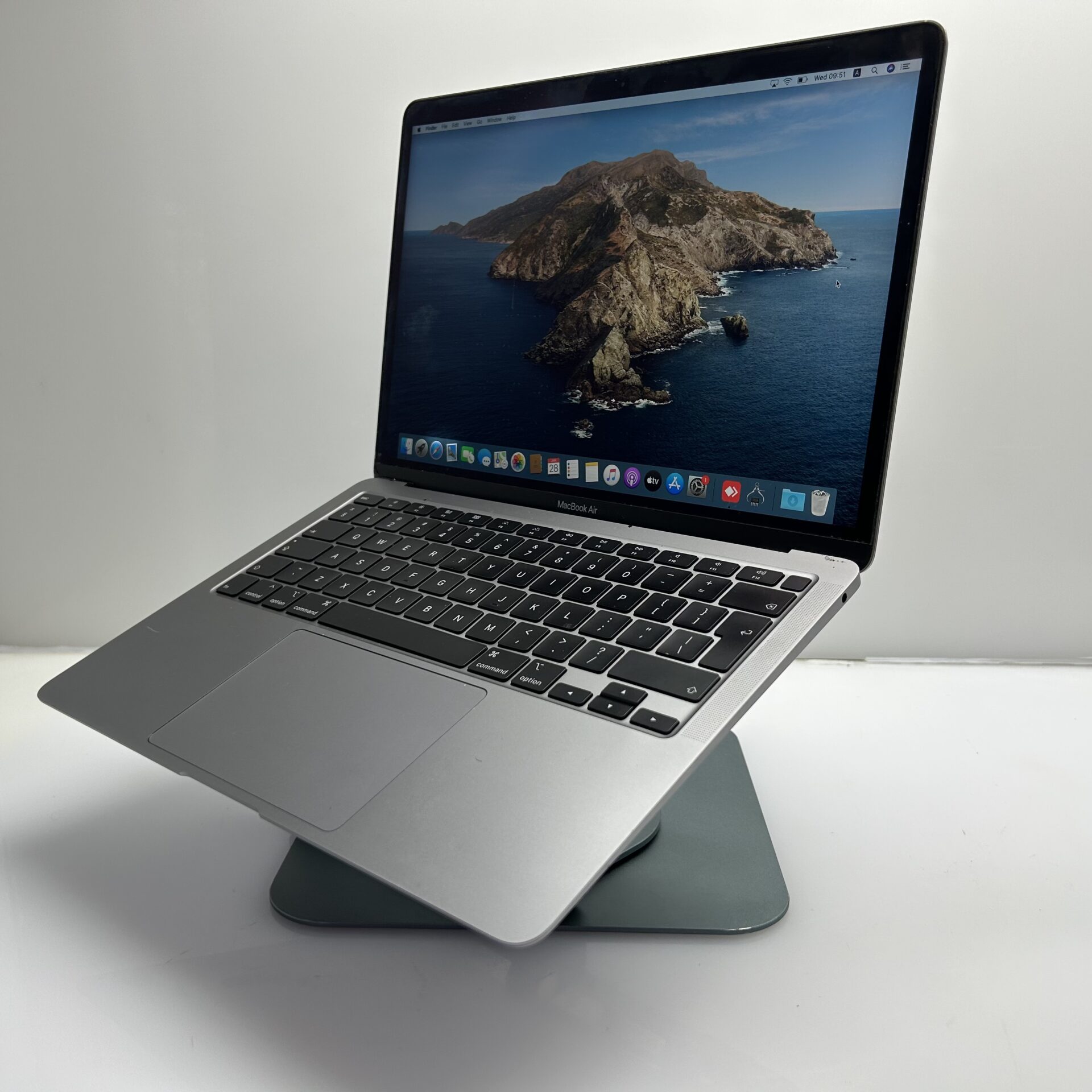 Apple MacBook Air 13-Inch “Core i3” 1.1GHz (Scissor, 2020) 8GB RAM 512GB SSD Grey– (Grade B) Bright spot - Image 10