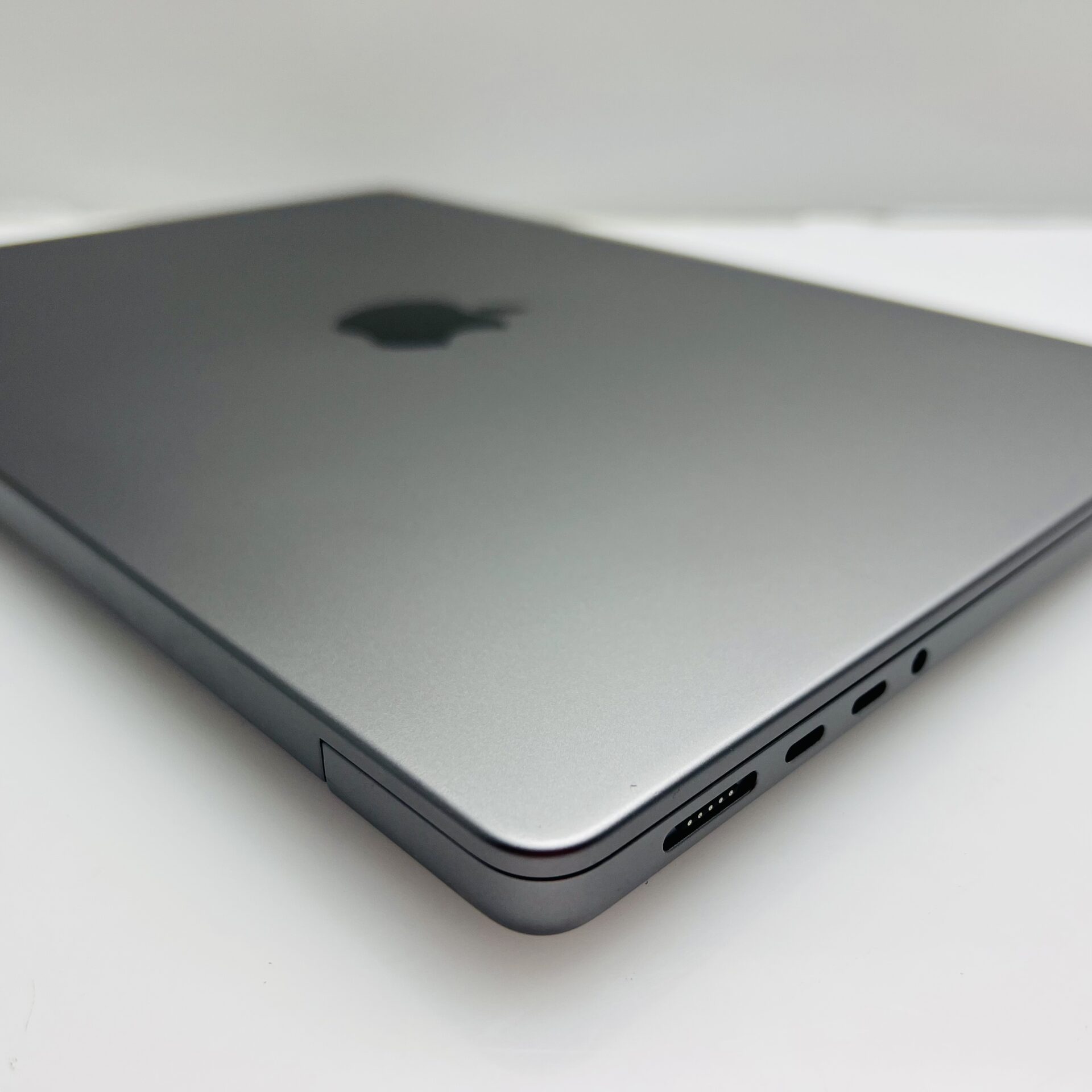 Apple Macbook Pro “M1 Pro” 14-Inch 10 CPU/16 GPU (2021) 16GB RAM 1TB SSD Space Gray – (Grade B) - Image 11