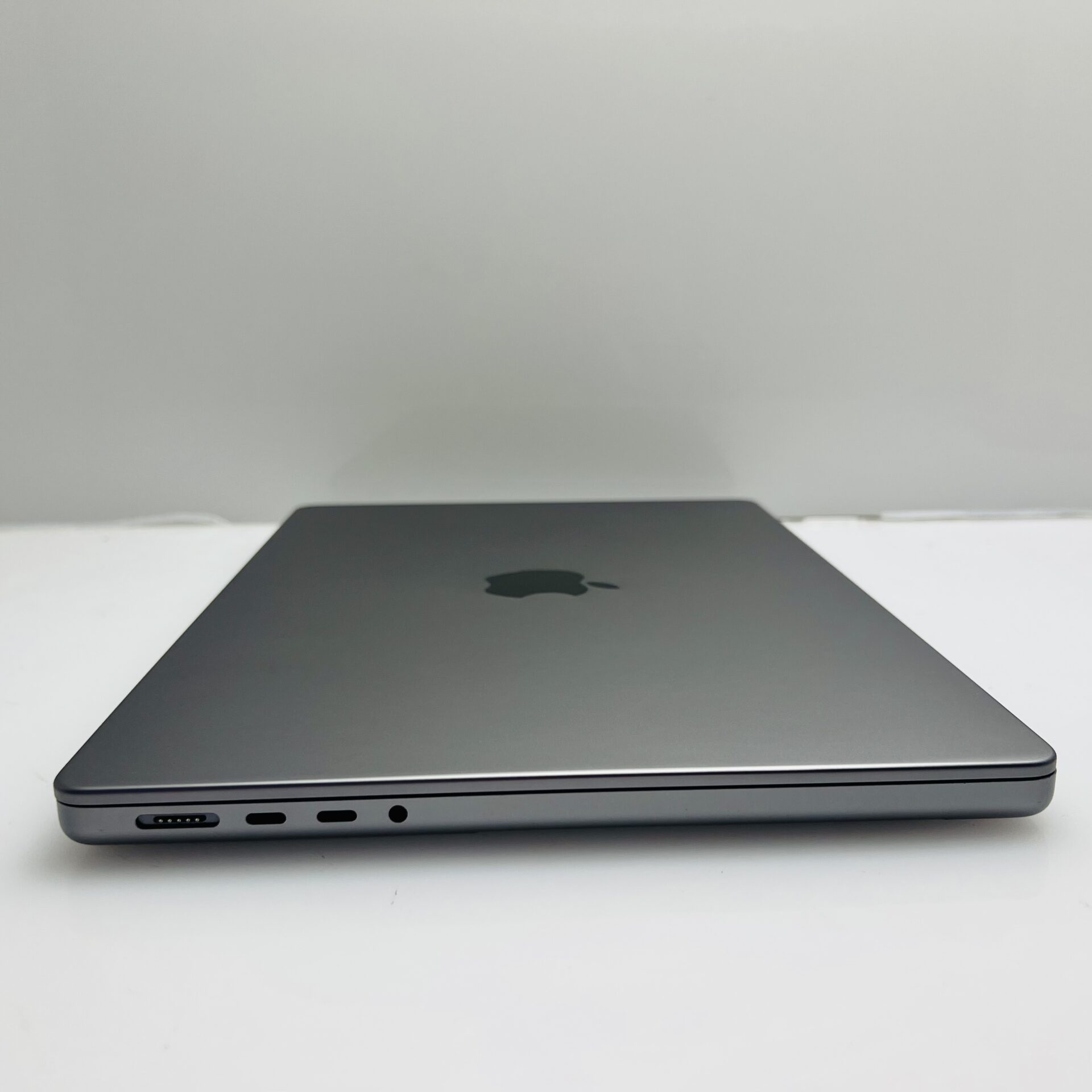 Apple Macbook Pro “M1 Pro” 14-Inch 10 CPU/16 GPU (2021) 16GB RAM 1TB SSD Space Gray – (Grade B) - Image 10