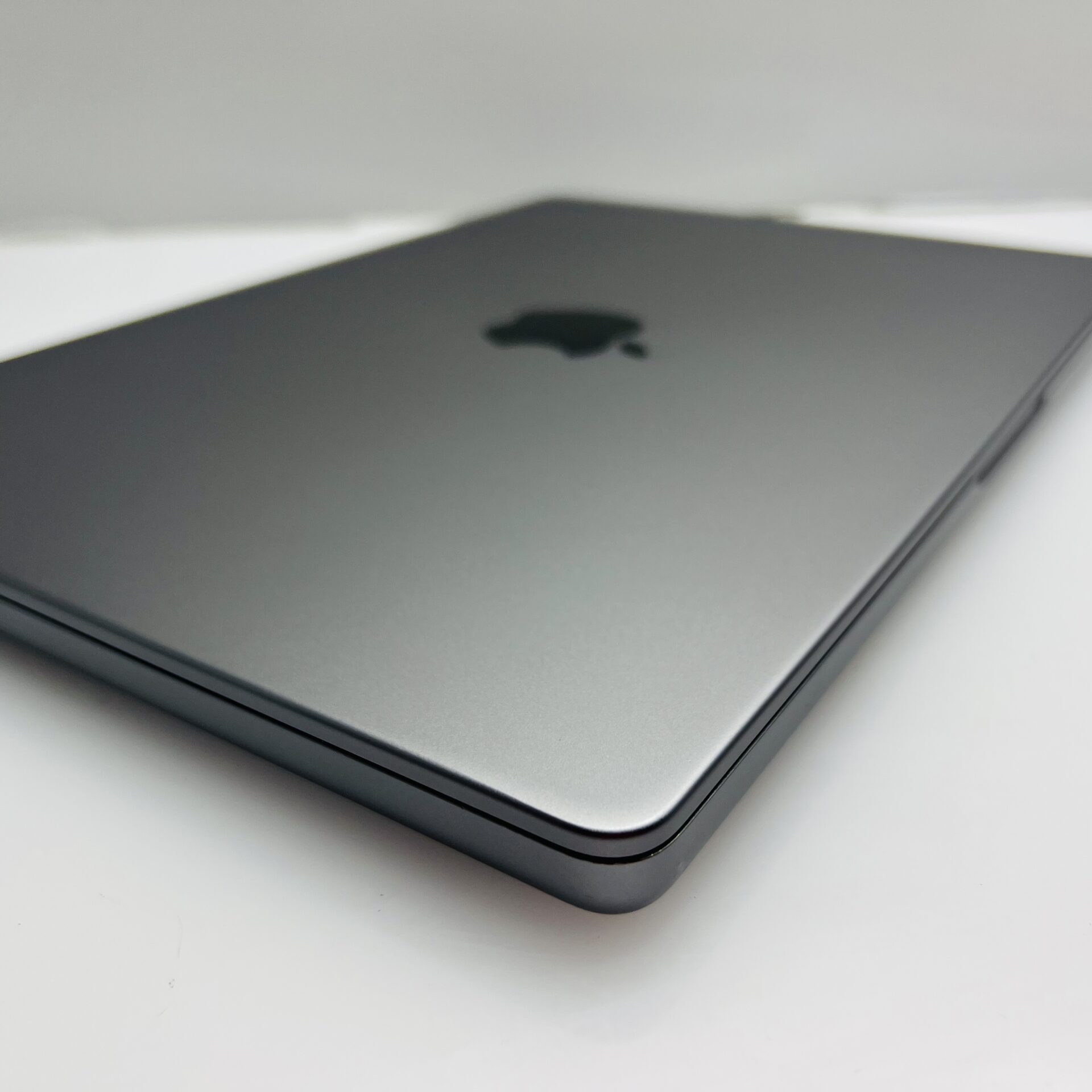 Apple Macbook Pro “M1 Pro” 14-Inch 10 CPU/16 GPU (2021) 16GB RAM 1TB SSD Space Gray – (Grade B) - Image 9