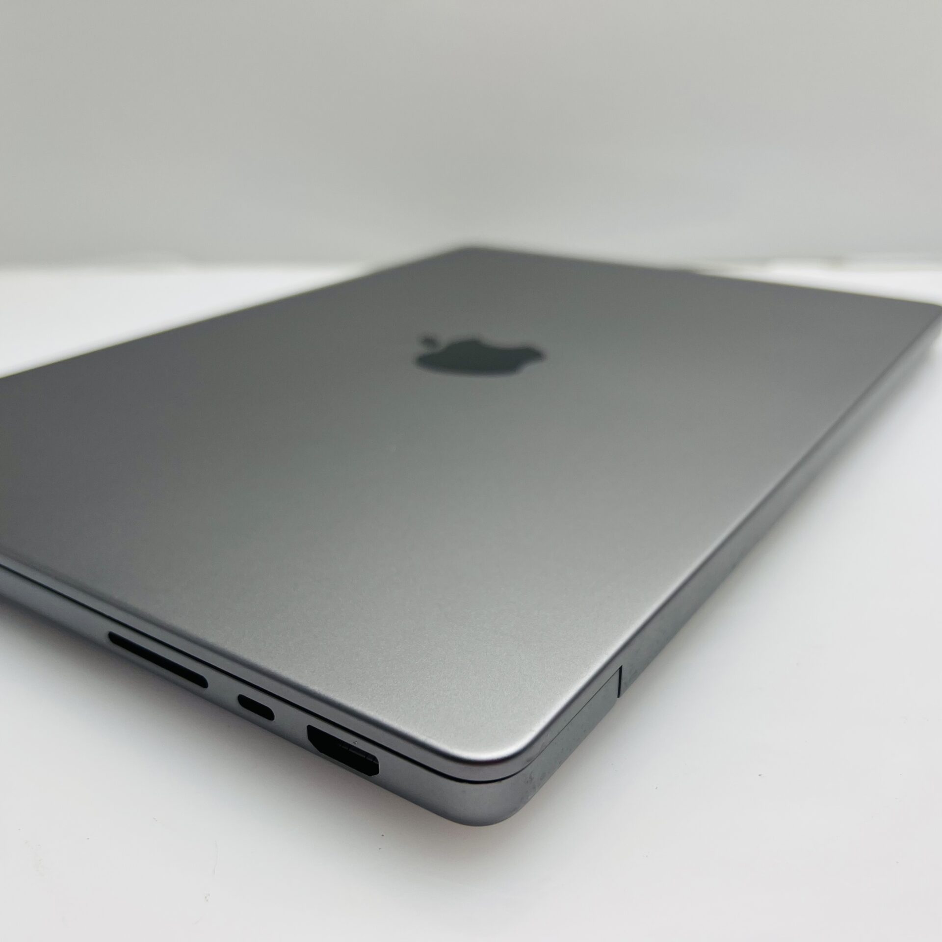 Apple Macbook Pro “M1 Pro” 14-Inch 10 CPU/16 GPU (2021) 16GB RAM 1TB SSD Space Gray – (Grade B) - Image 6