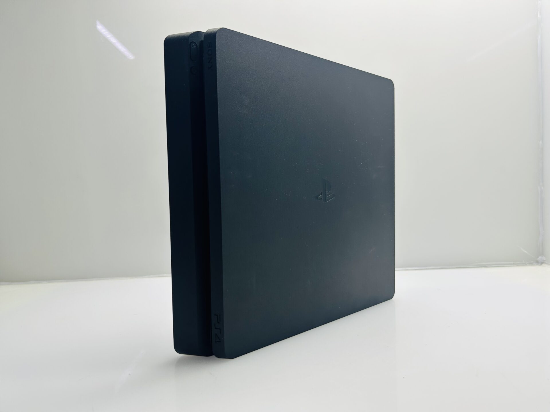 PlayStation 4 Slim Black 1TB + HDMI Cable + Power Cable + 1 Game (Grade B) - Image 2