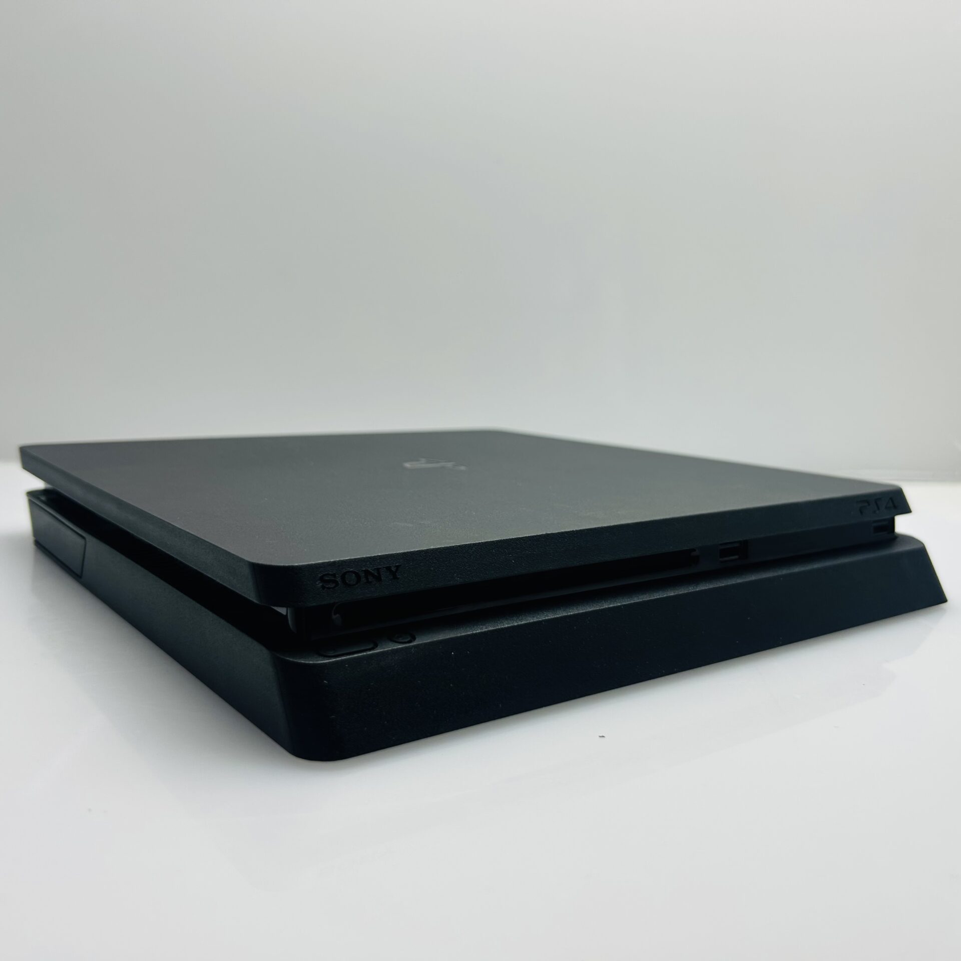 PlayStation 4 Slim Black 1TB + HDMI Cable + Power Cable + 1 Game (Grade B) - Image 5