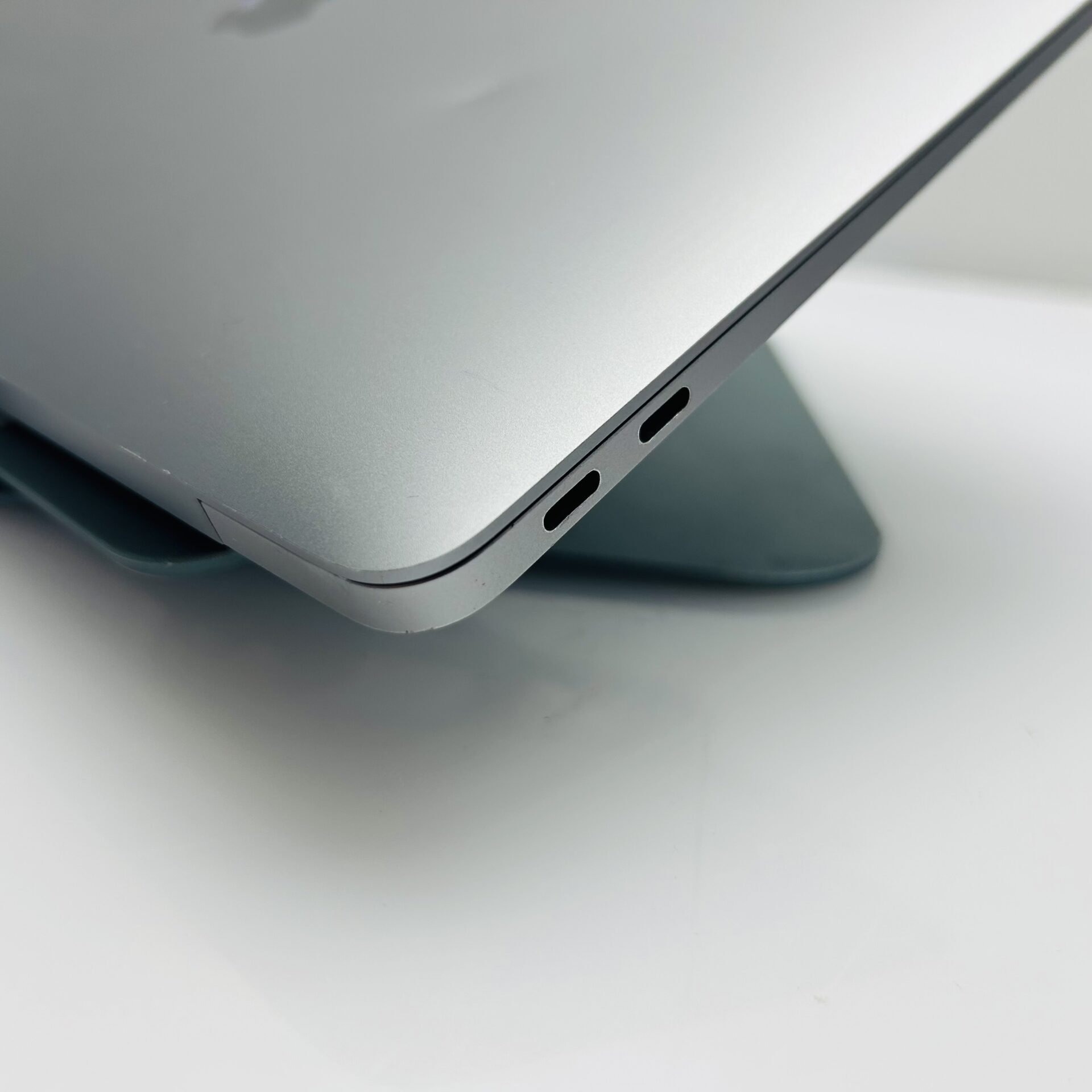 Apple MacBook Air 13-Inch “Core i5” 1.60GHz (Retina, 2018) 8GB RAM 128GB SSD Space Gray (Grade B) - Image 9