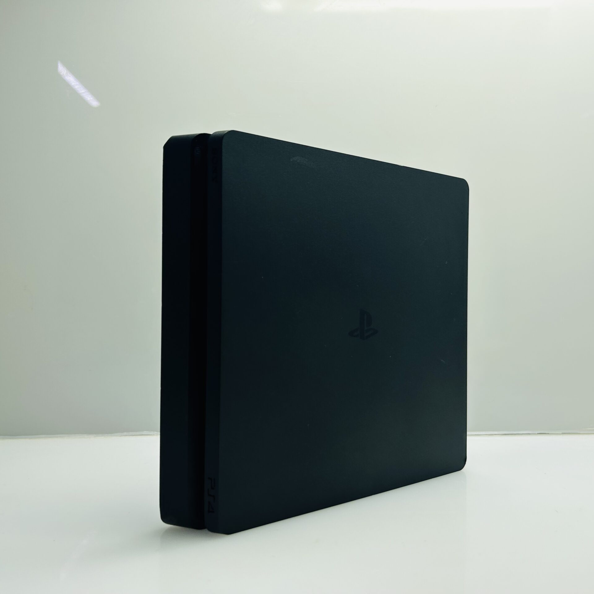 PlayStation 4 Slim Black 1TB + 2 Controllers + HDMI Cable + Power Cable + 1 Game (Grade B) - Image 2