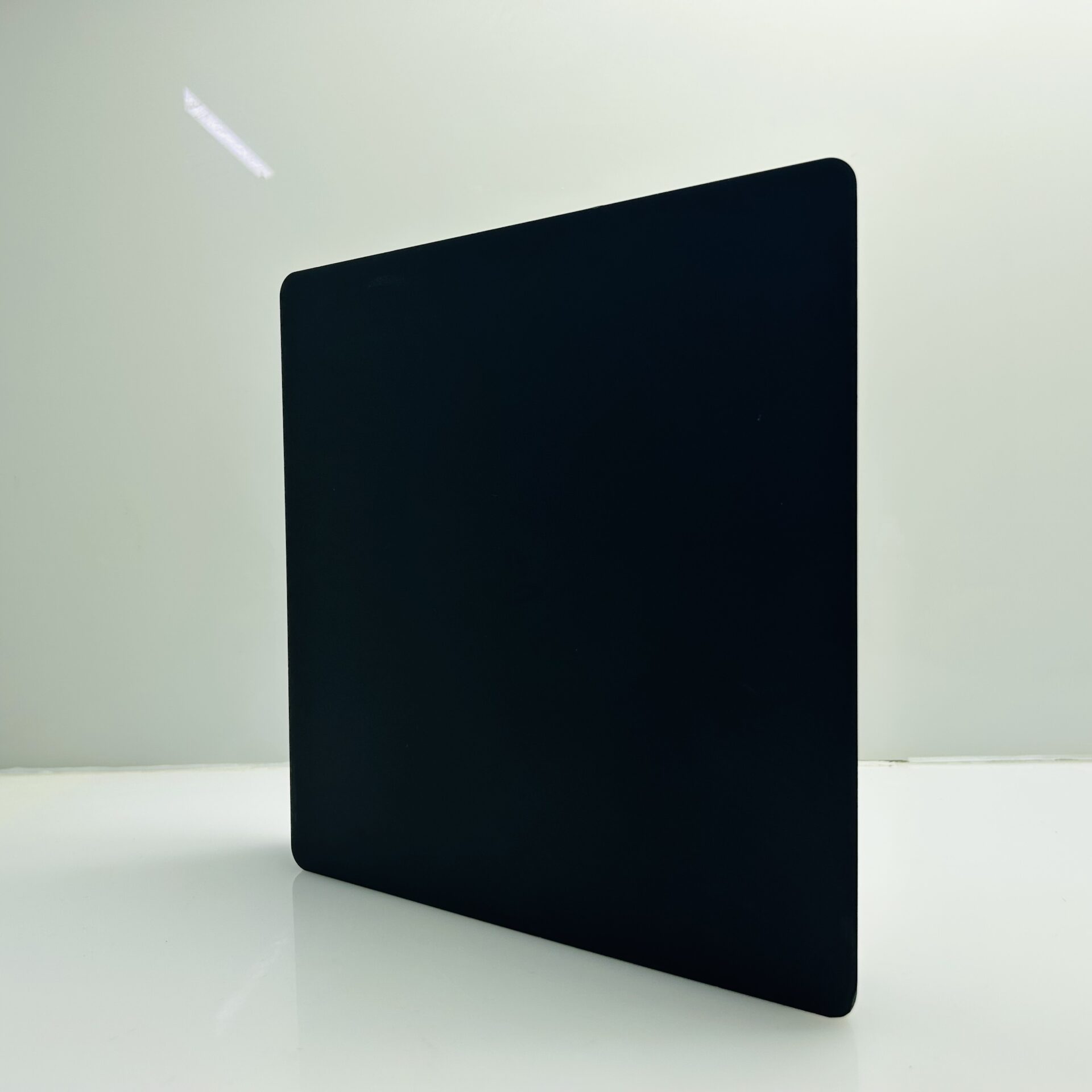 PlayStation 4 Slim Black 1TB + 2 Controllers + HDMI Cable + Power Cable + 1 Game (Grade B) - Image 4