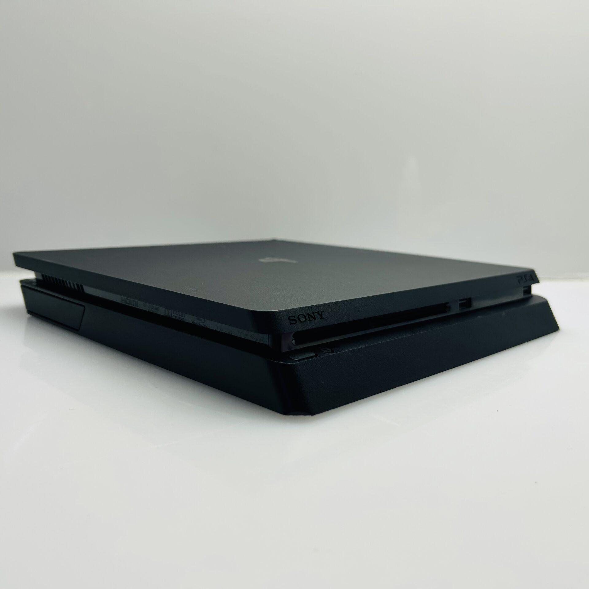 PlayStation 4 Slim Black 1TB + 2 Controllers + HDMI Cable + Power Cable + 1 Game (Grade B) - Image 5