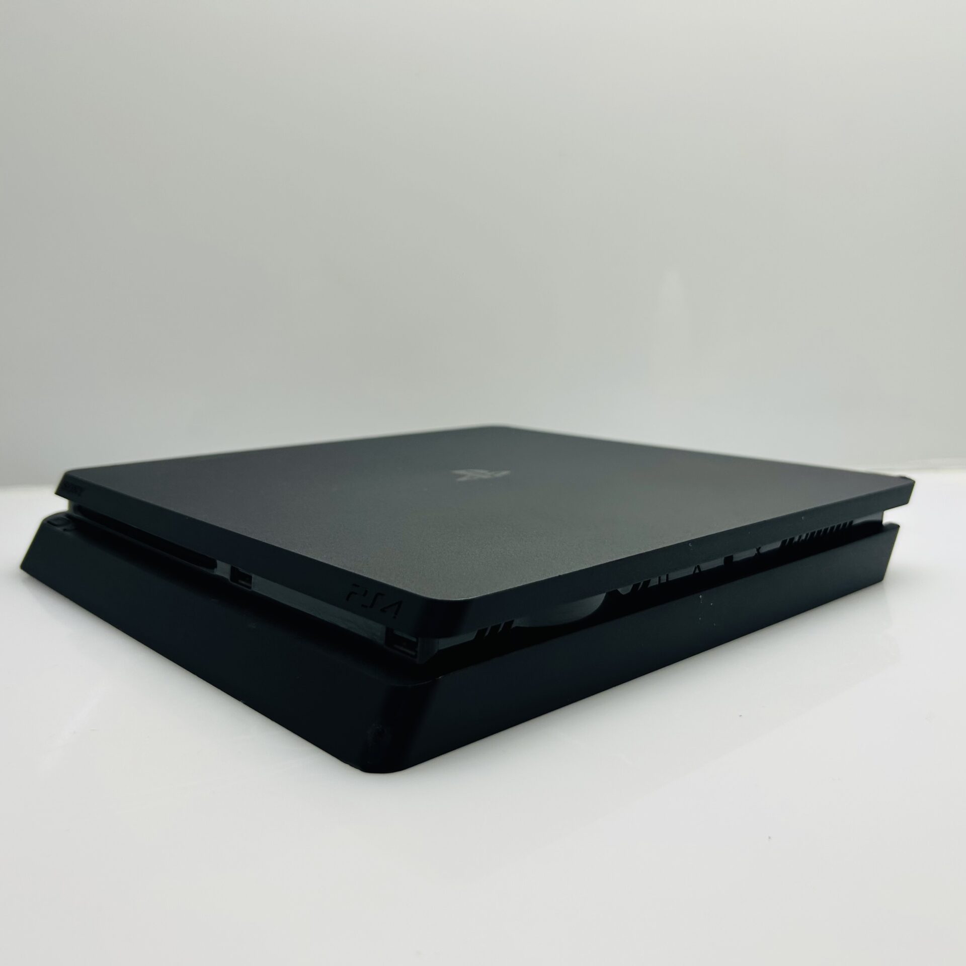 PlayStation 4 Slim Black 1TB + 2 Controllers + HDMI Cable + Power Cable + 1 Game (Grade B) - Image 7