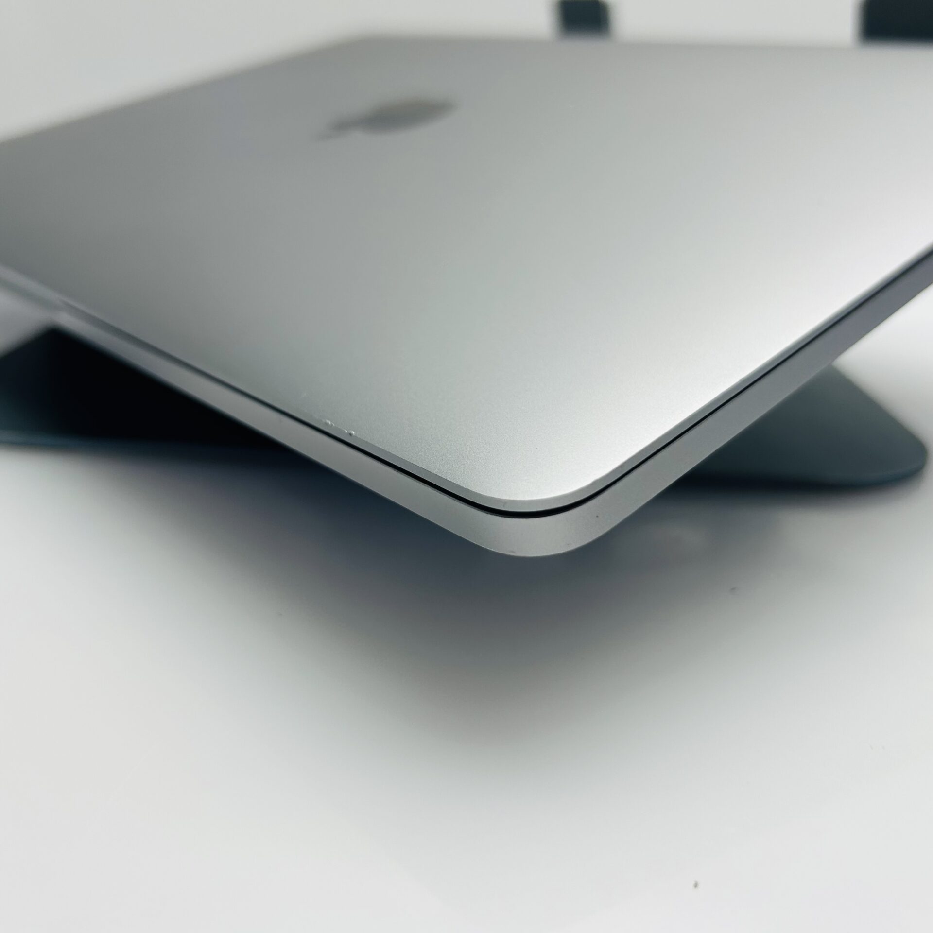 Apple MacBook Pro 13-Inch “M1” 8 CPU/ 8 GPU (2020) 8GB RAM 256GB SSD Space Gray – (Grade B) - Image 6