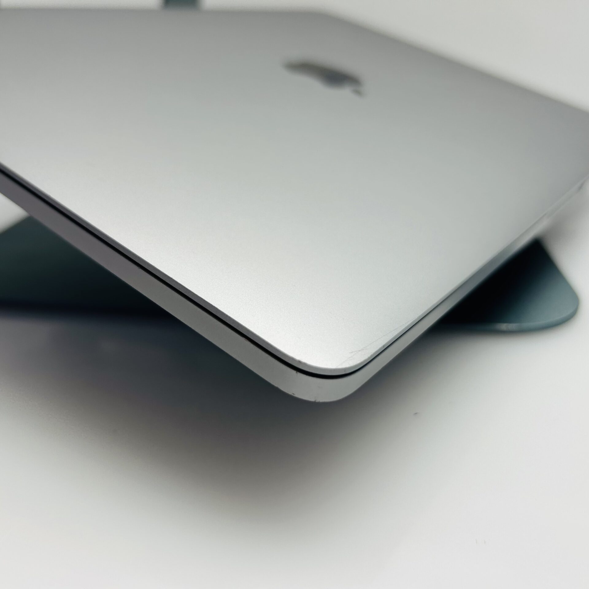 Apple MacBook Pro 13-Inch “M1” 8 CPU/ 8 GPU (2020) 8GB RAM 256GB SSD Space Gray – (Grade B) - Image 7