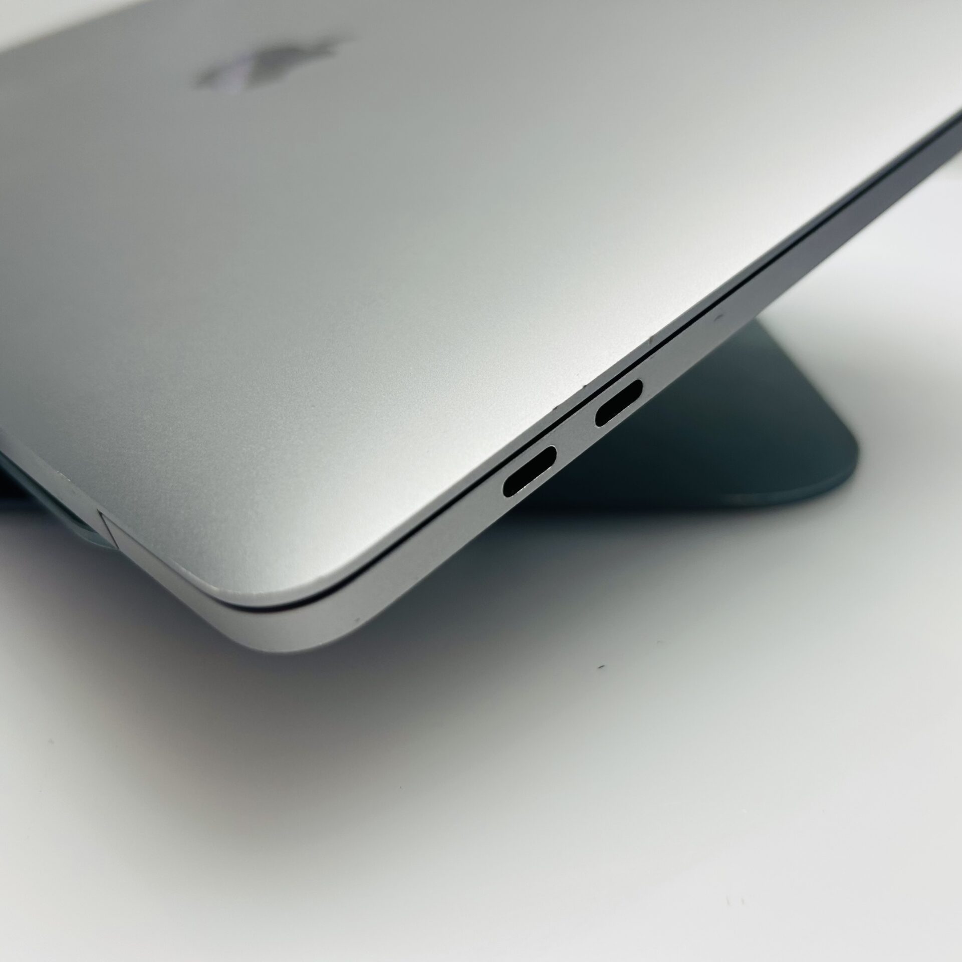 Apple MacBook Pro 13-Inch “M1” 8 CPU/ 8 GPU (2020) 8GB RAM 256GB SSD Space Gray – (Grade B) - Image 9