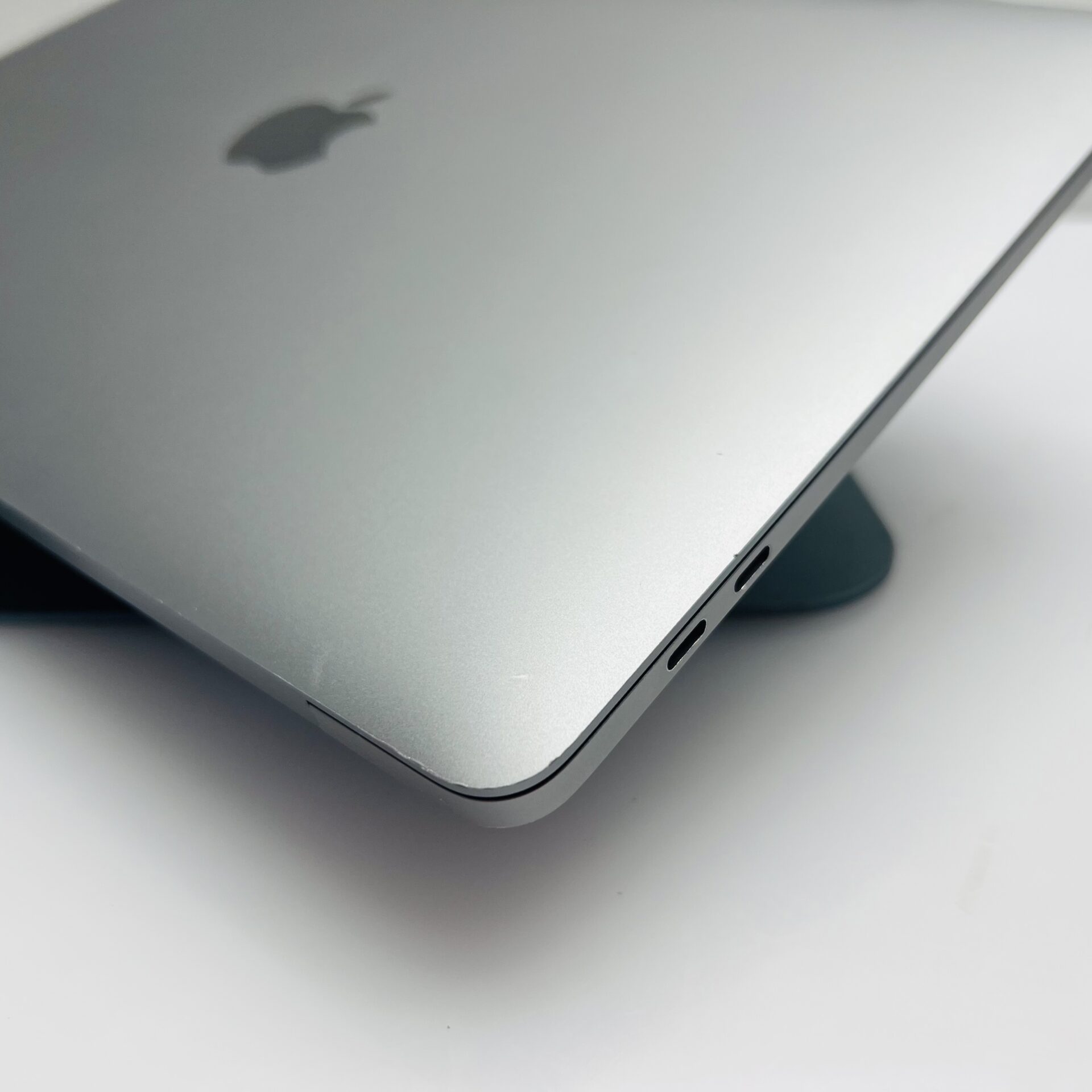 Apple MacBook Pro 13-Inch “Core i5” 2.3GHz (TouchBar/2018) 8GB RAM 256GB SSD Space Gray (Grade B) - Image 9