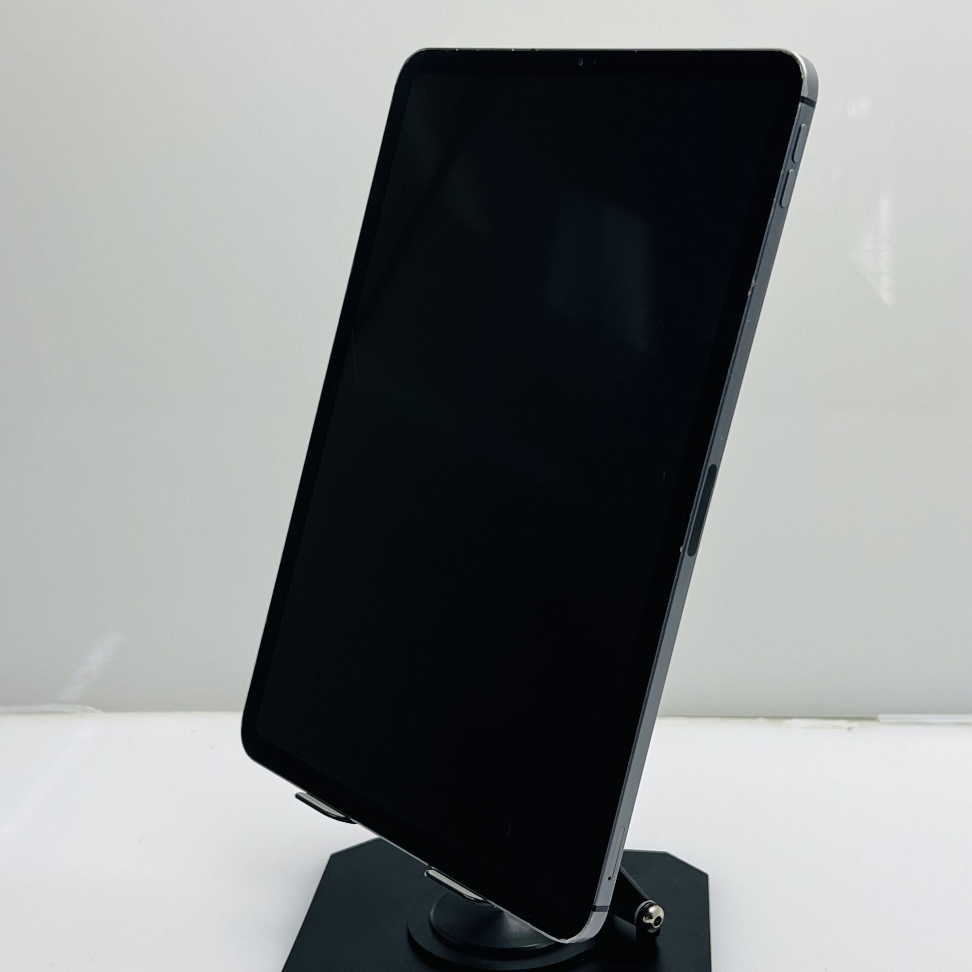 Apple iPad Pro 11″ 1st Gen (Wifi/Cellular) 512GB Space Gray (Grade B) – No Face ID And Dim Backlight - Image 6