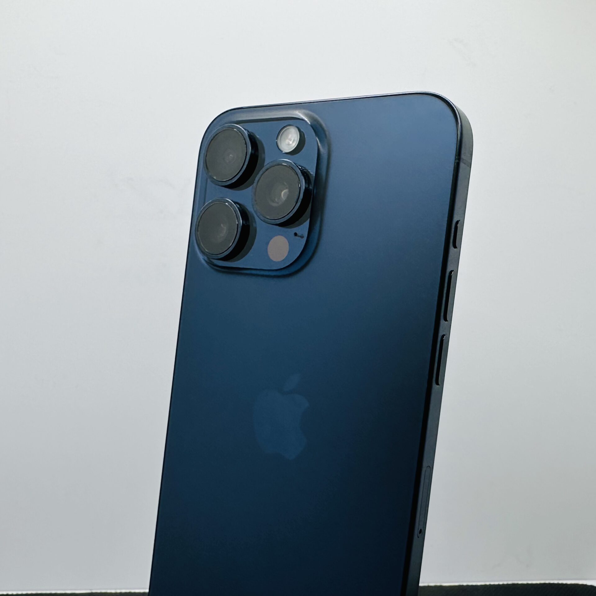 Apple iPhone 15 Pro Max 1TB Blue Titanium - (Grade B) - Image 9