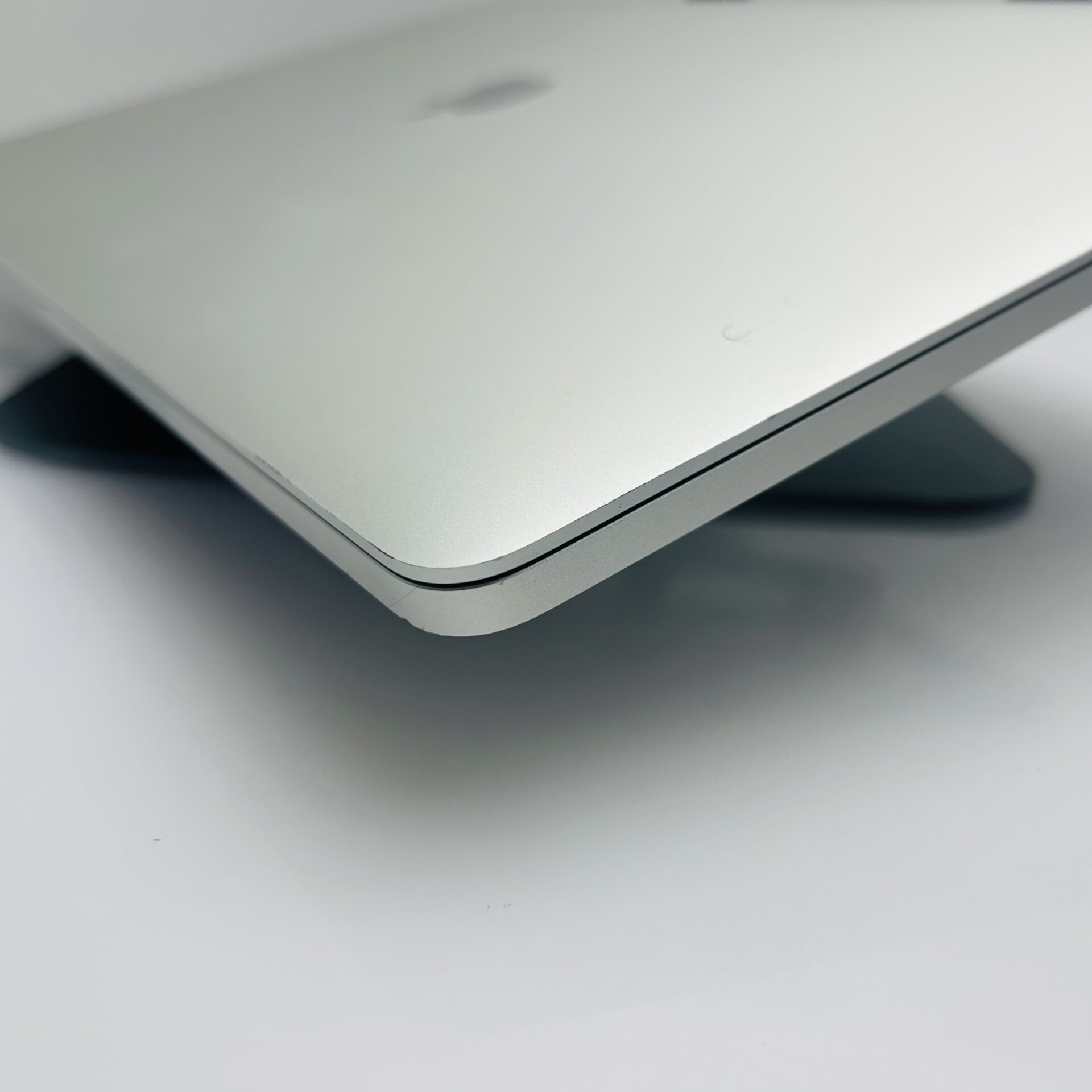 Apple MacBook Pro 16-Inch “Core i7” 2.6GHz (TouchBar/2019) 16GB RAM 512GB SSD Silver (Grade B) - Image 6