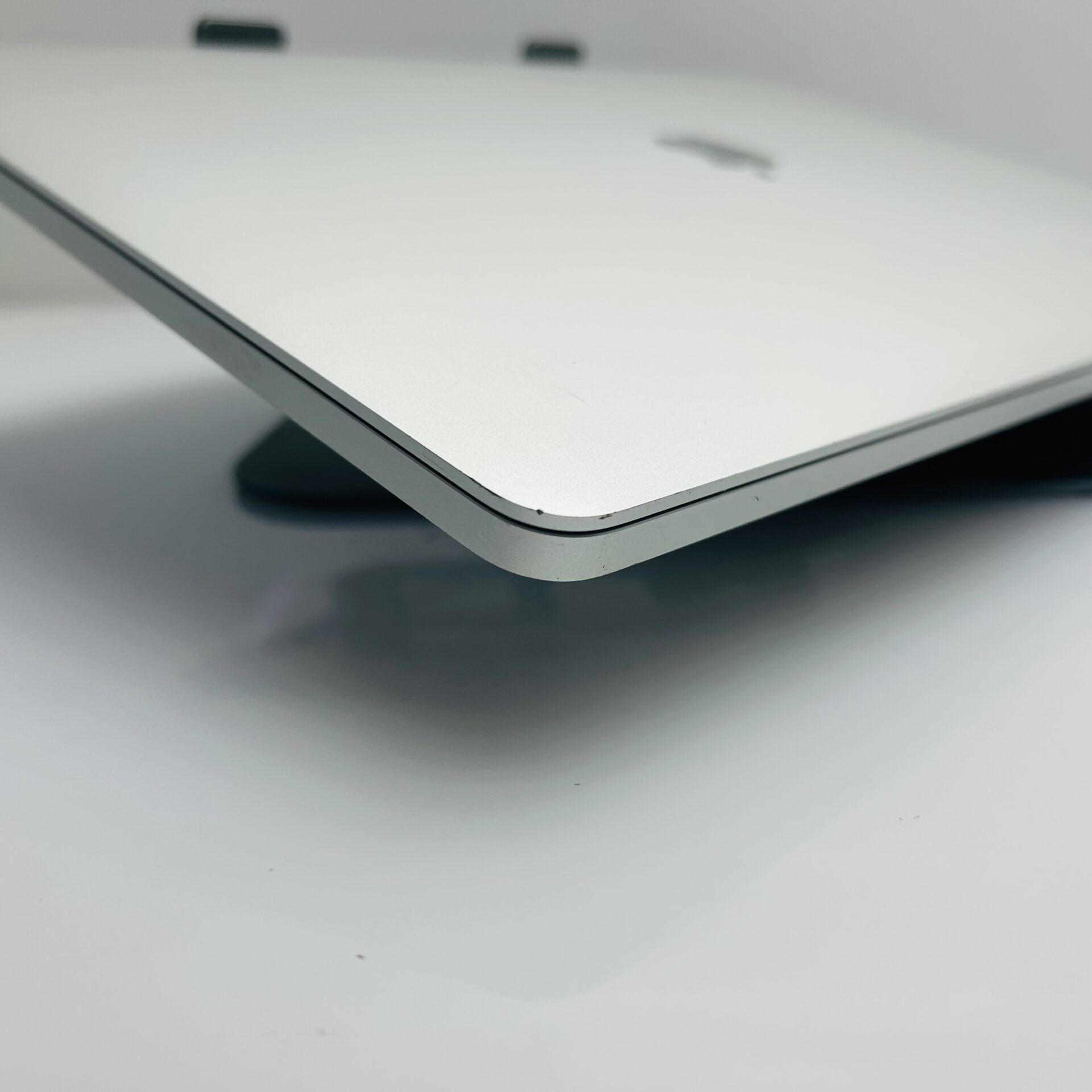 Apple MacBook Pro 16-Inch “Core i7” 2.6GHz (TouchBar/2019) 16GB RAM 512GB SSD Silver (Grade B) - Image 7