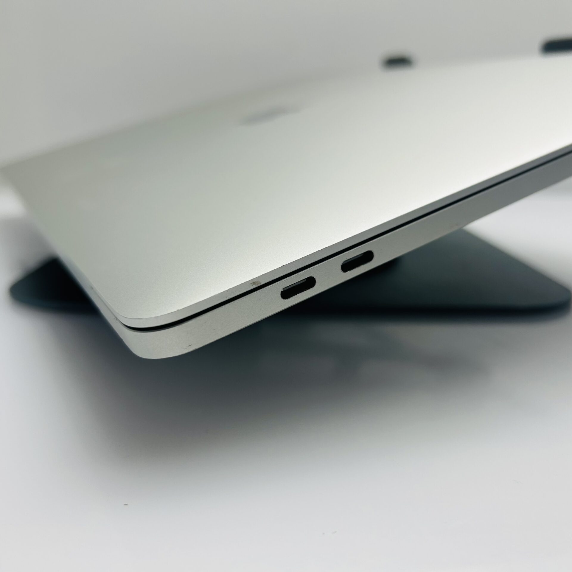 Apple MacBook Pro 16-Inch “Core i7” 2.6GHz (TouchBar/2019) 16GB RAM 512GB SSD Silver (Grade B) - Image 9