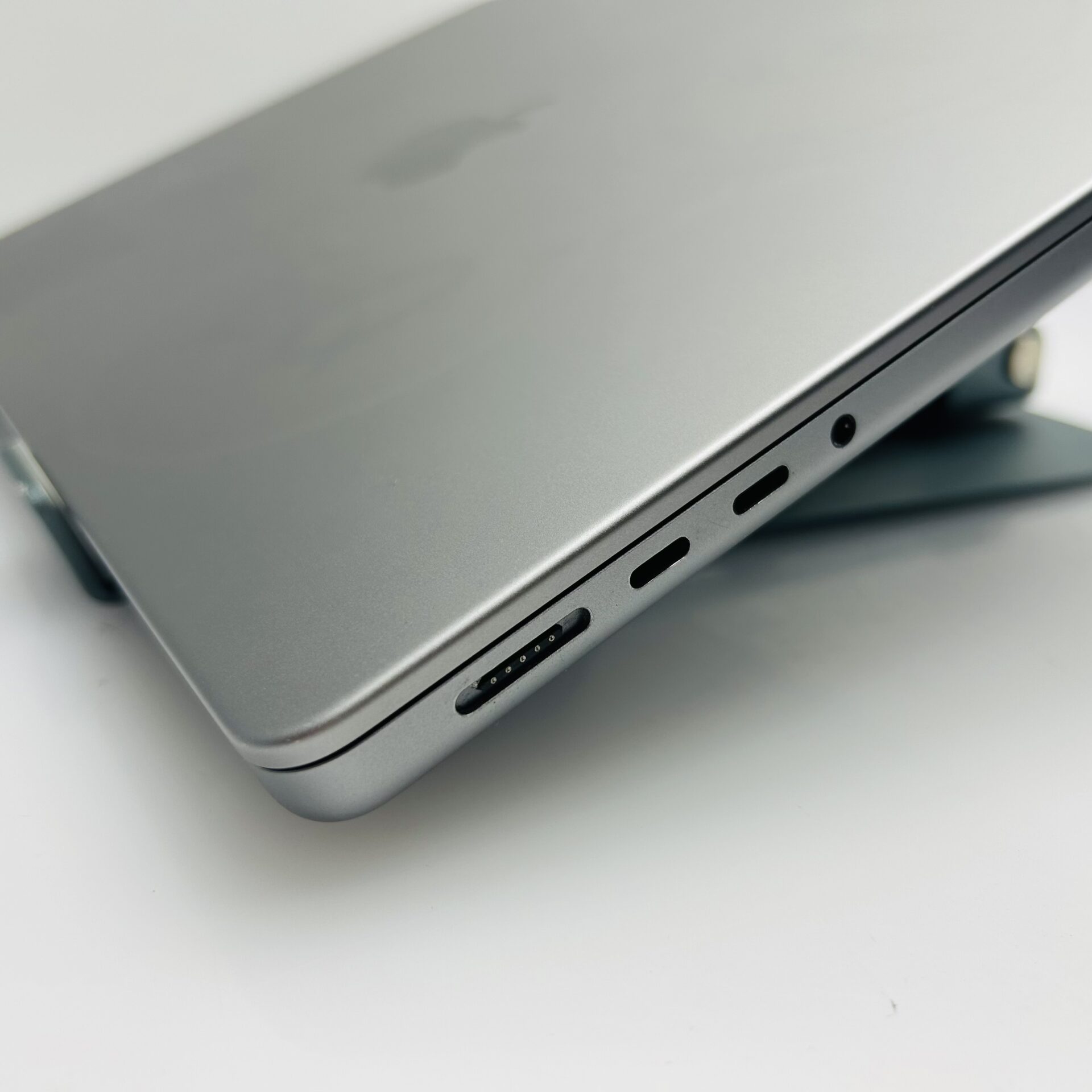 Apple Macbook Pro “M1 Pro” 14-Inch 8 CPU/14 GPU (2021) 16GB RAM 512GB SSD Space Gray – (Grade B) - Image 7